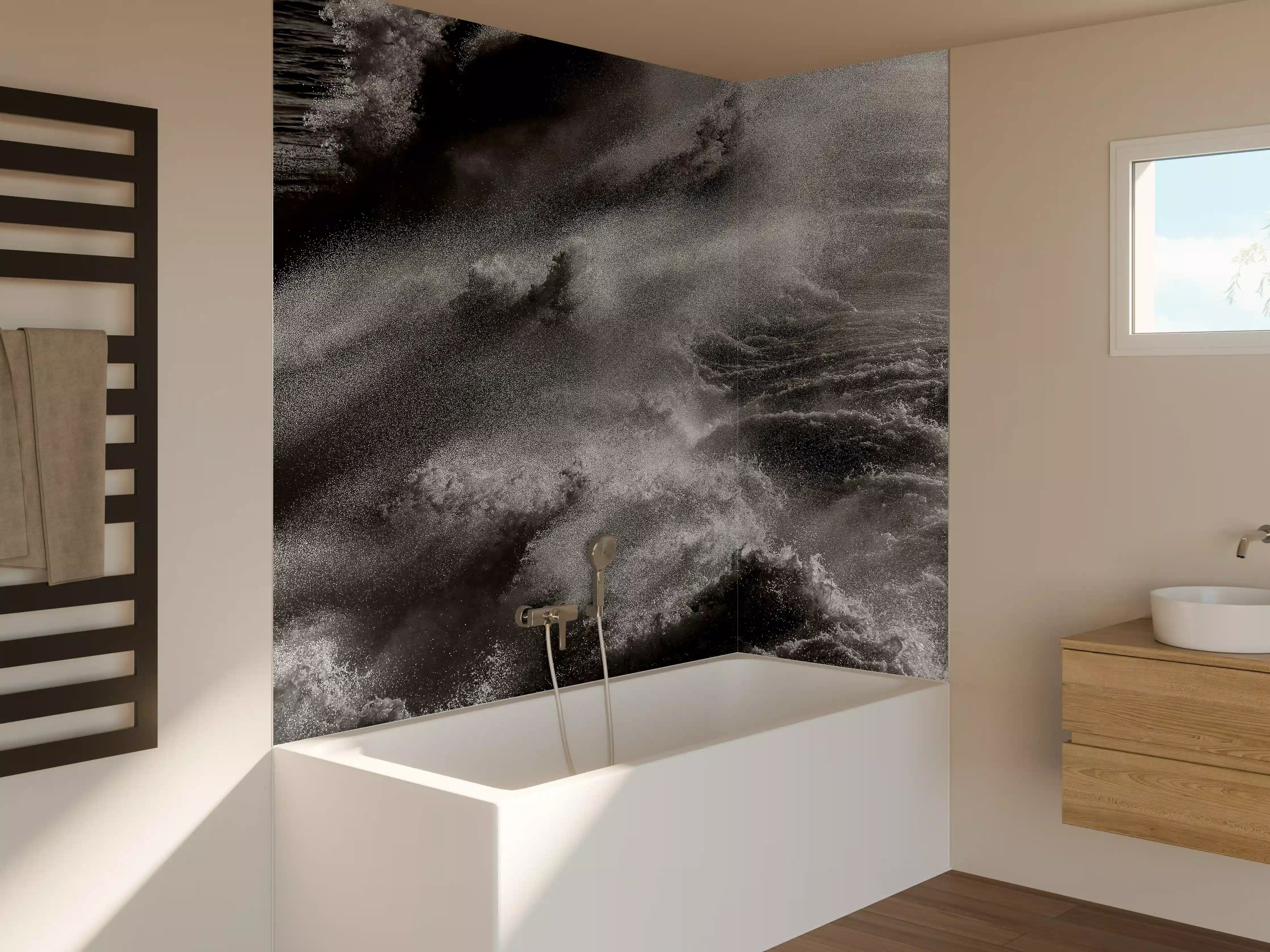 Badewannen-Rückwand - Dramatische Meereswellen monochrom