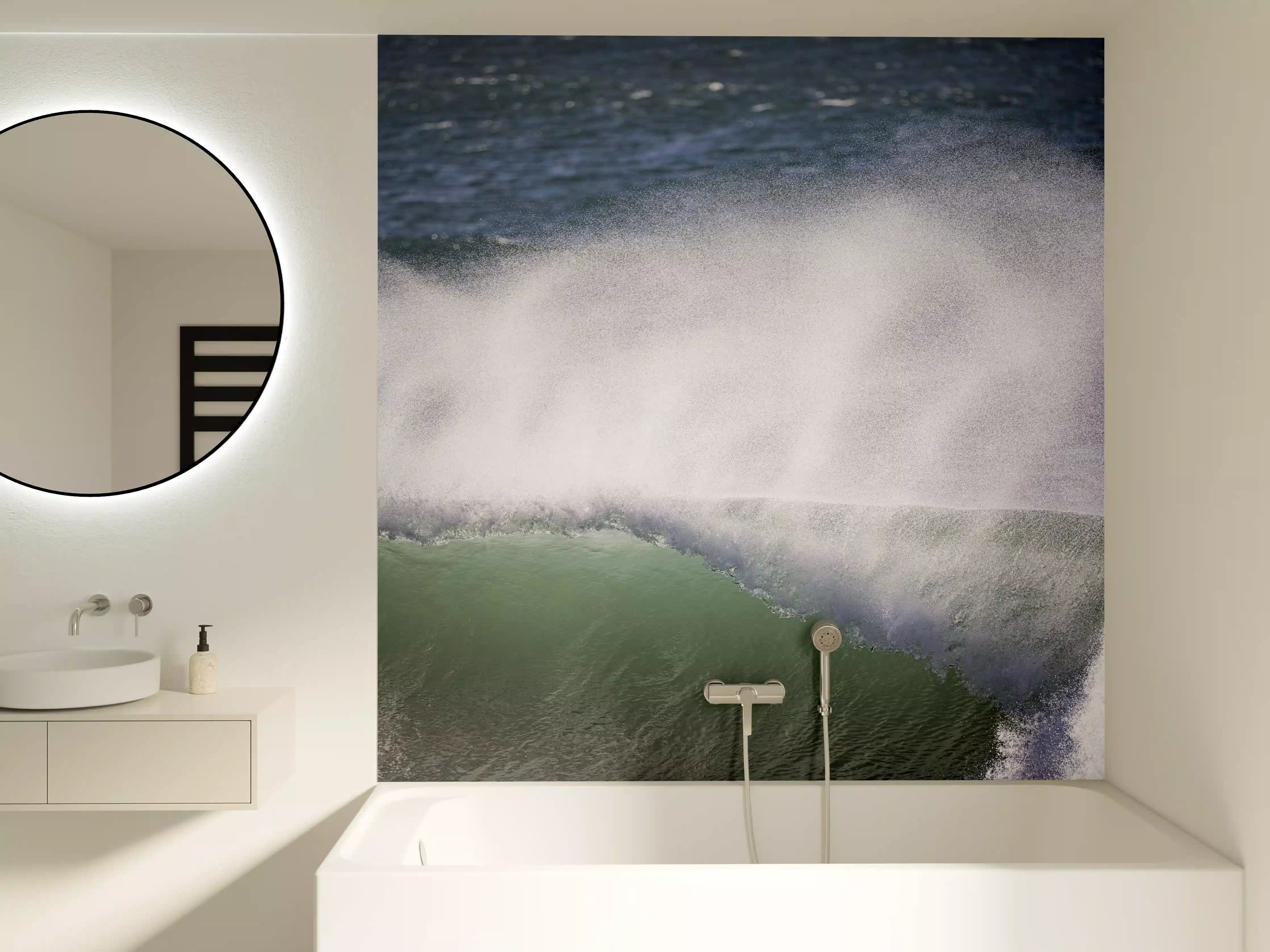 Badewannen-Rückwand - Dramatische Ozeanwellen in Grau-Weiß