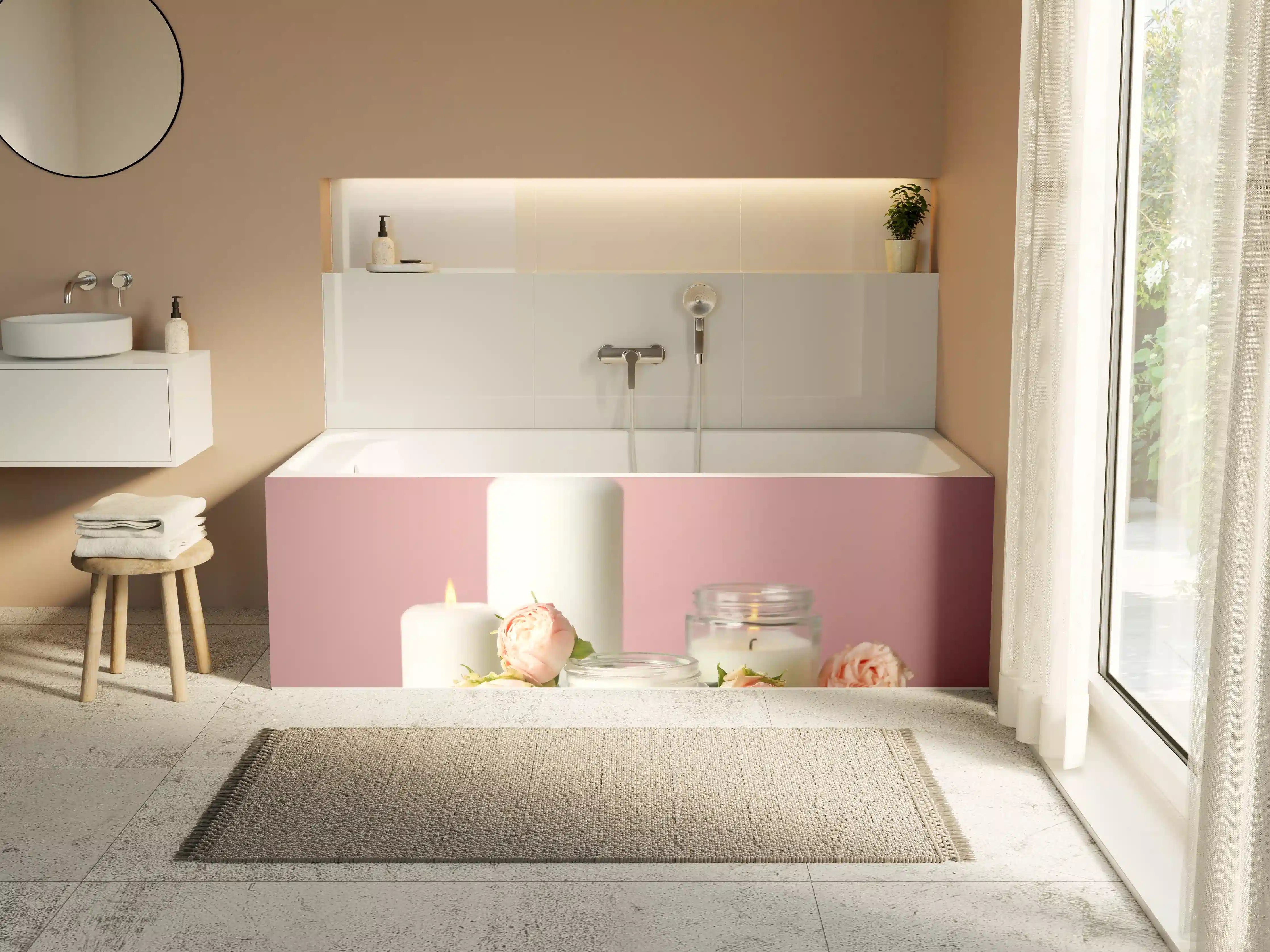 Badewannen-Rückwand - Duftkerzen und Rosen auf weißem Tisch 