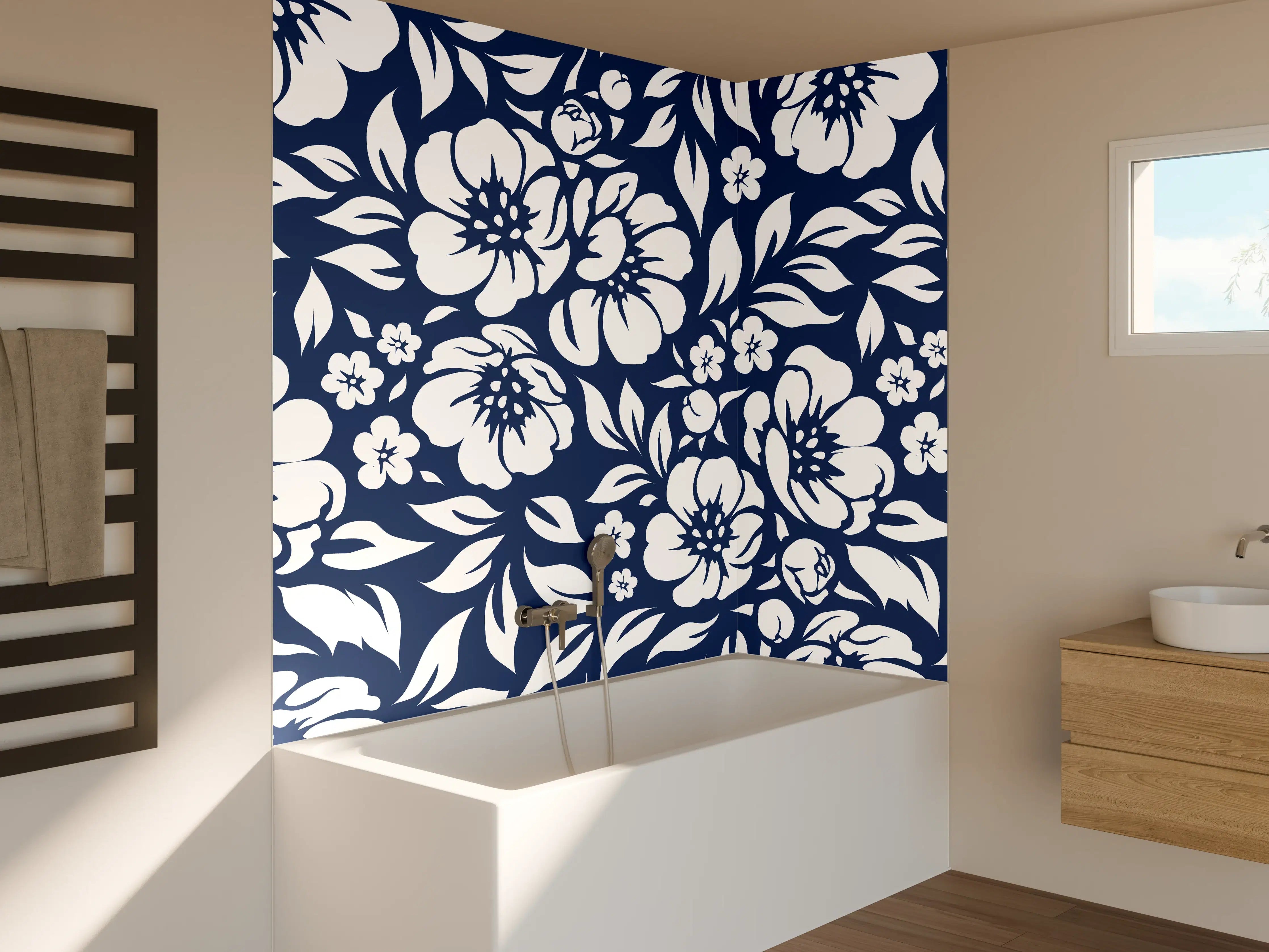 Badewannen-Rückwand - Dunkelblaue Blumen mit Grauweißem Muster