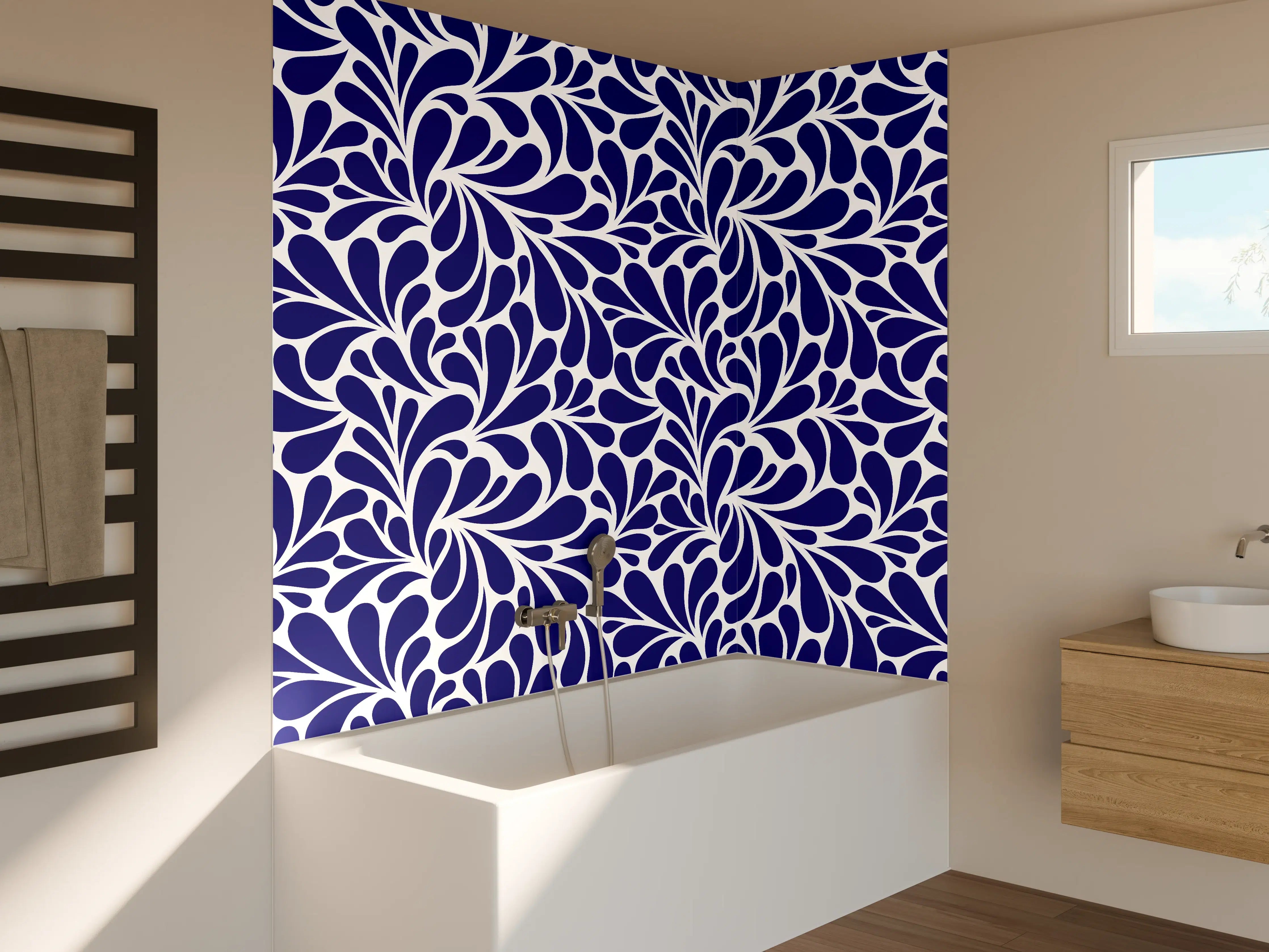 Badewannen-Rückwand - Dunkelblauer Floral-Design mit hellen Akzenten