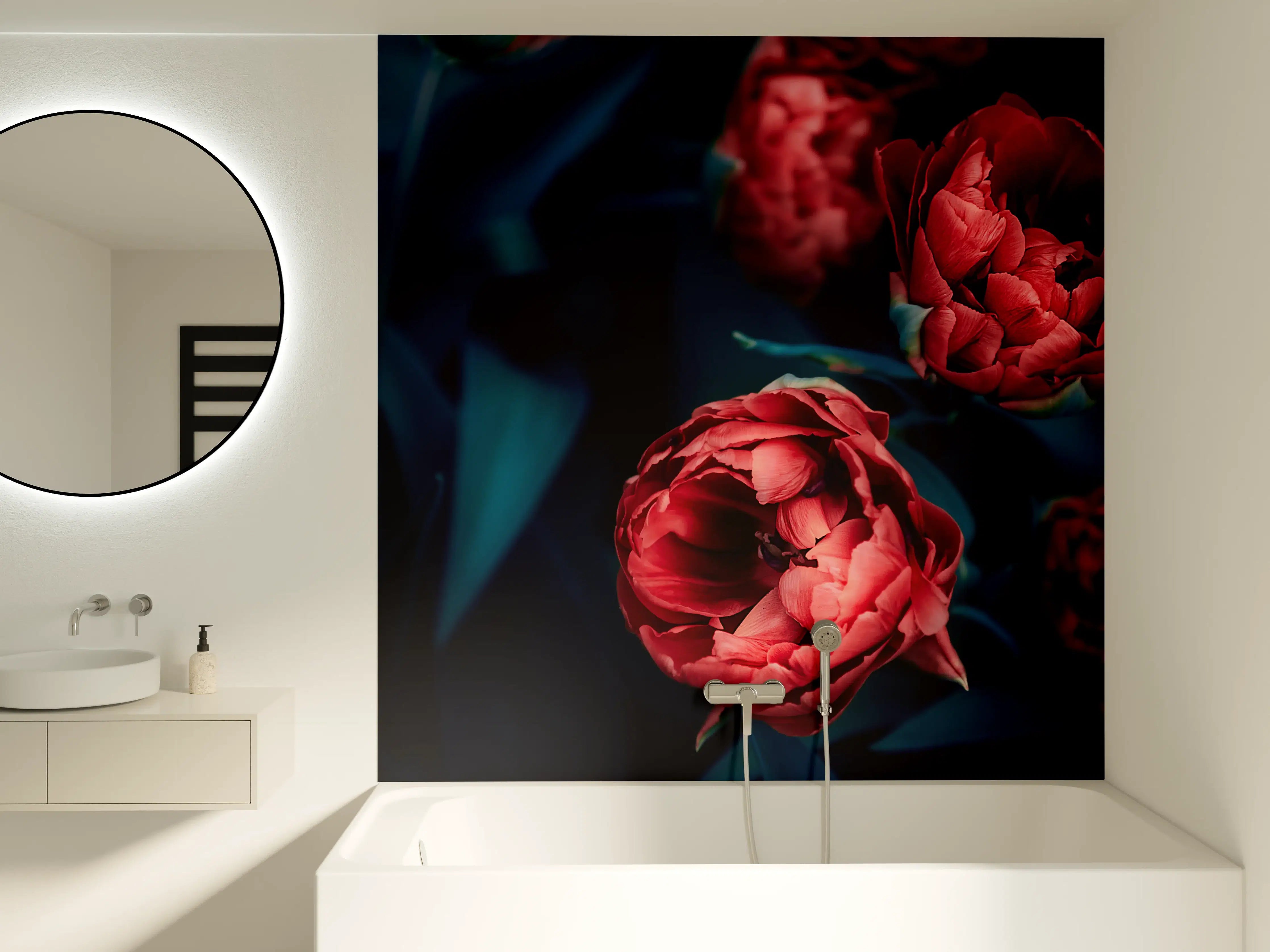 Badewannen-Rückwand - Dunkle Rosen in tiefem Blau und Rot