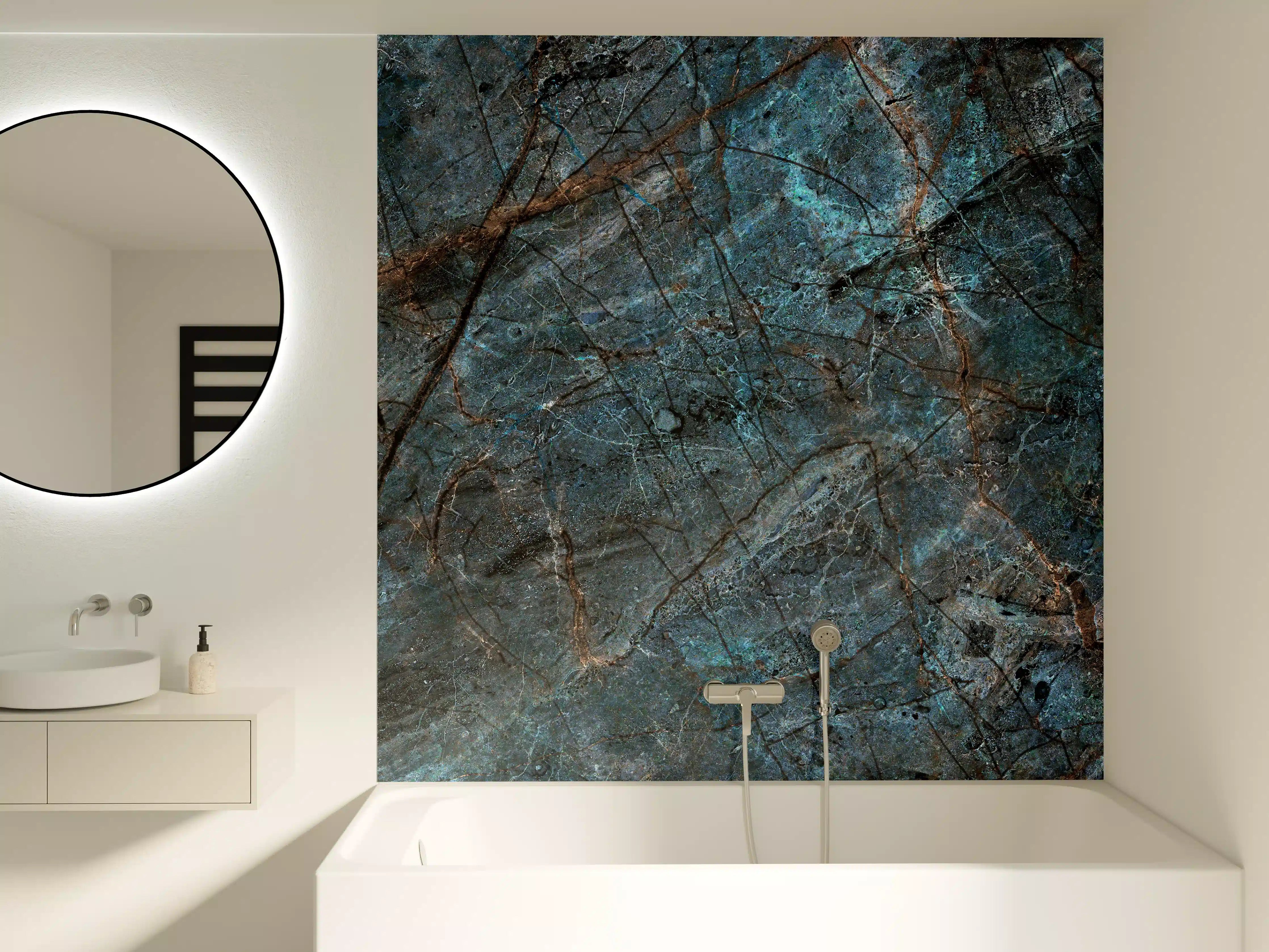Badewannen-Rückwand - Dunkler rustikaler Marmor - bläulich