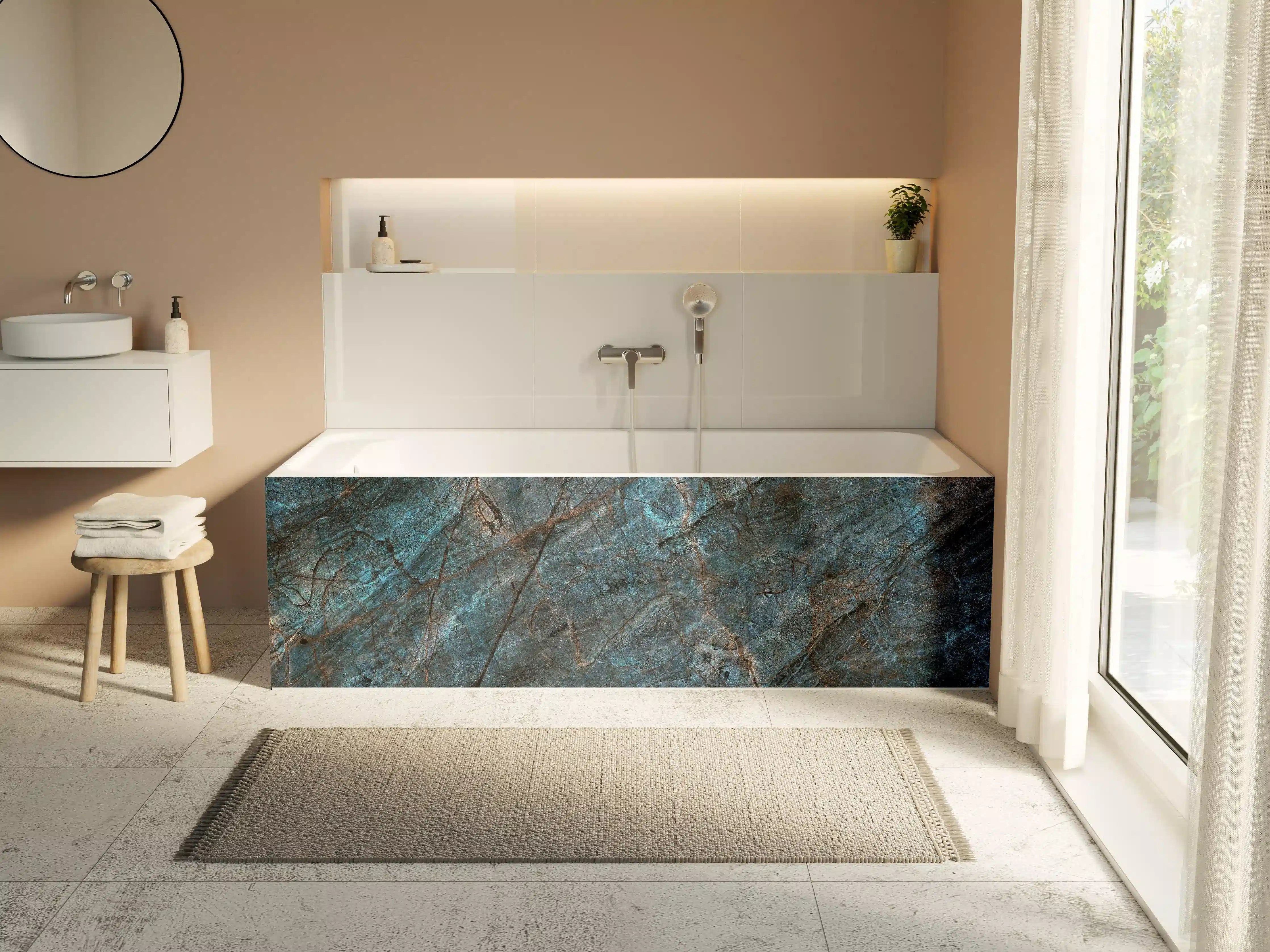 Badewannen-Rückwand - Dunkler rustikaler Marmor - bläulich