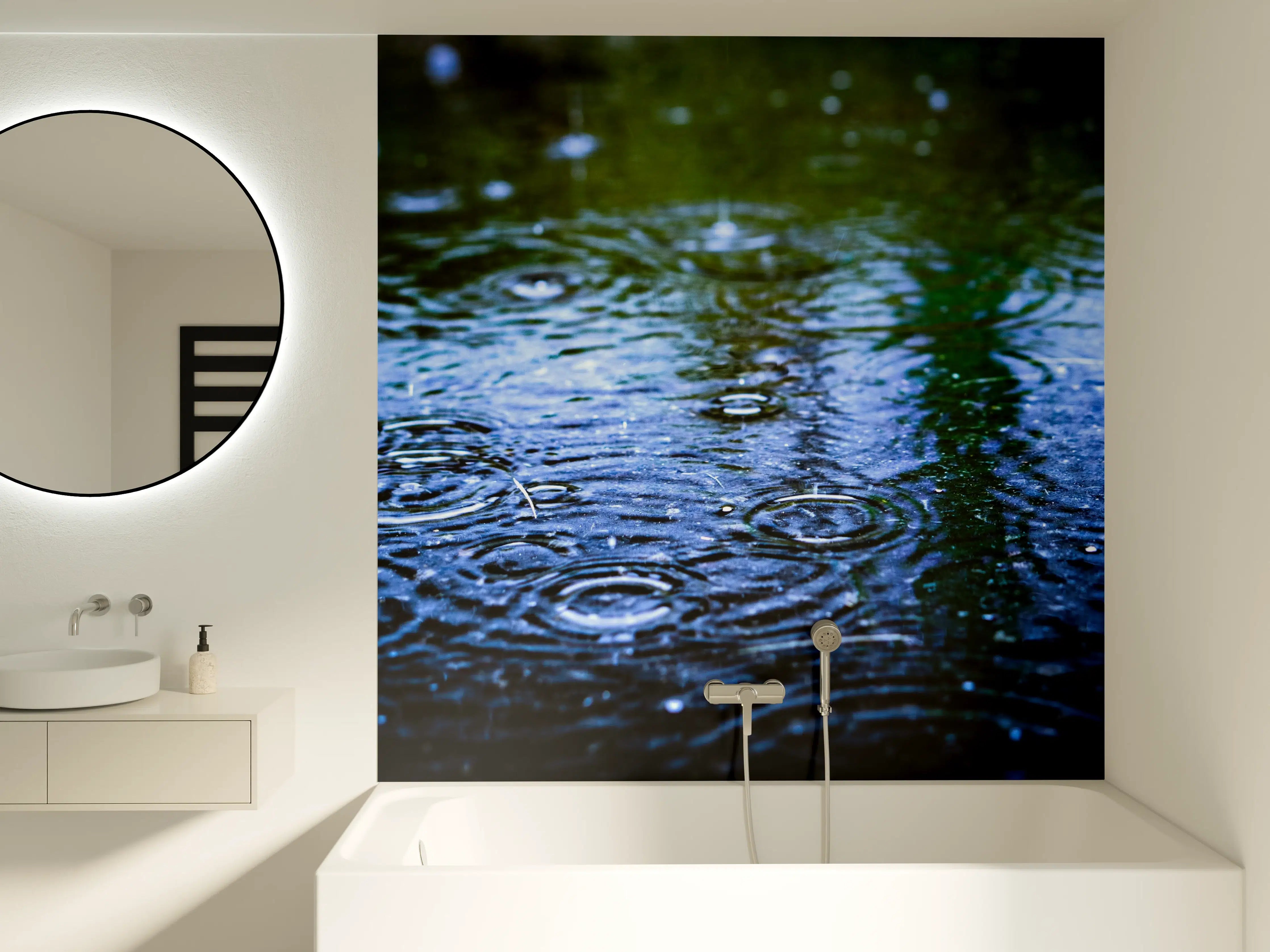 Badewannen-Rückwand - Dynamische Regentropfen auf Wasseroberfläche