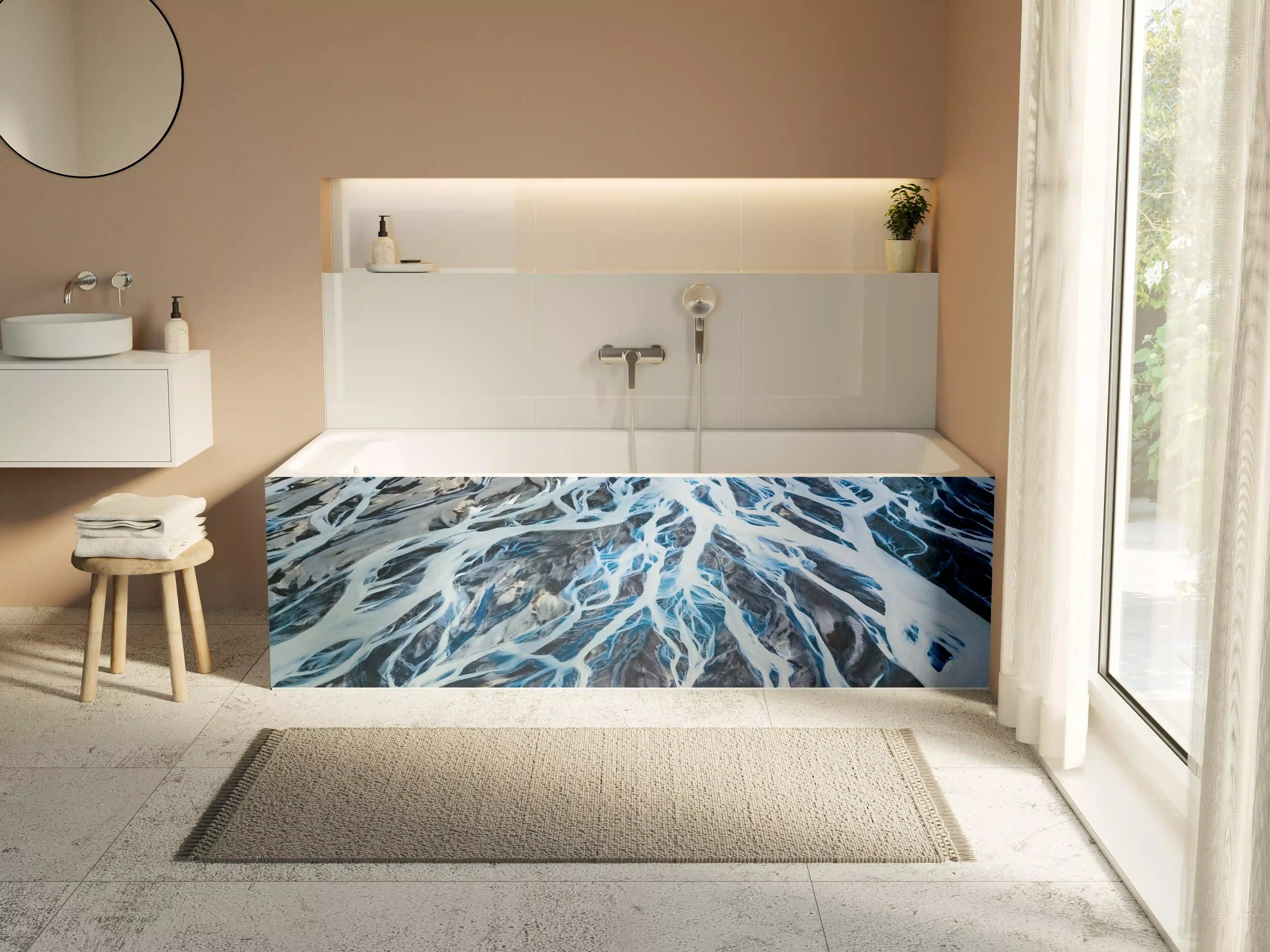 Badewannen-Rückwand - Dynamischer Wasserlauf mit weißen Schaumkronen