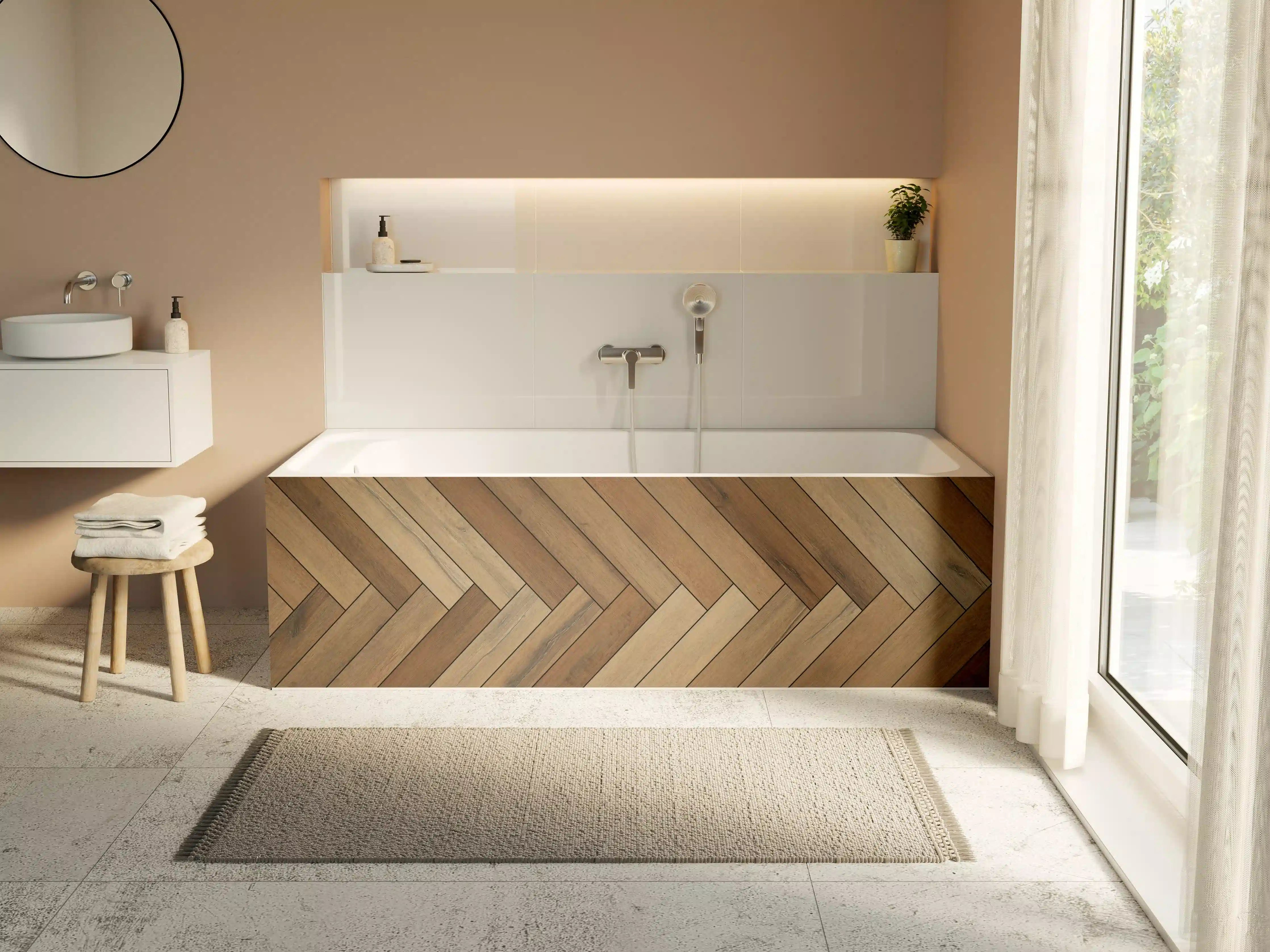 Badewannen-Rückwand - Elegante Holzlamellen in warmen Brauntönen