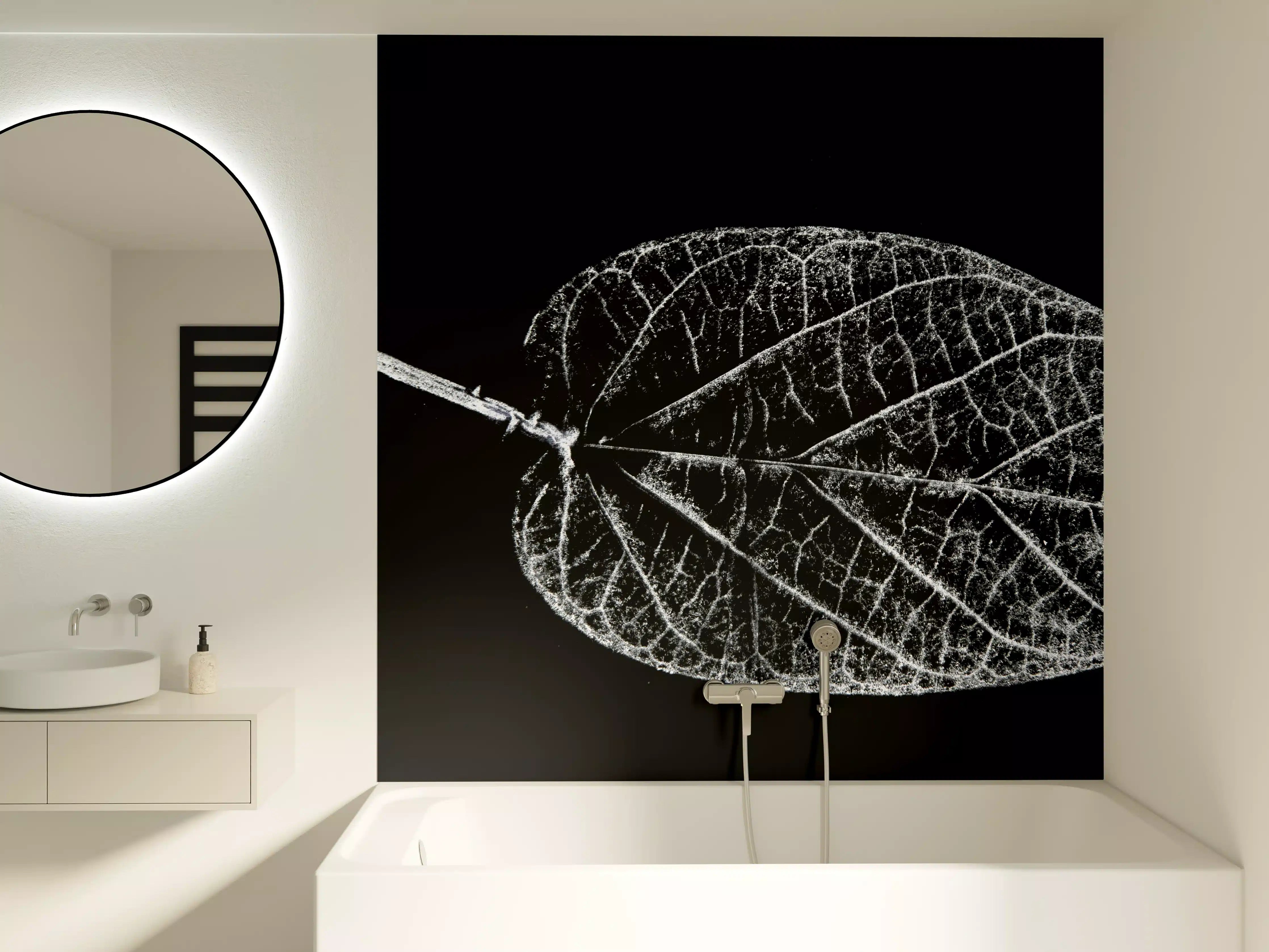 Badewannen-Rückwand - Elegantes Schwarz-Weiß Laubblatt