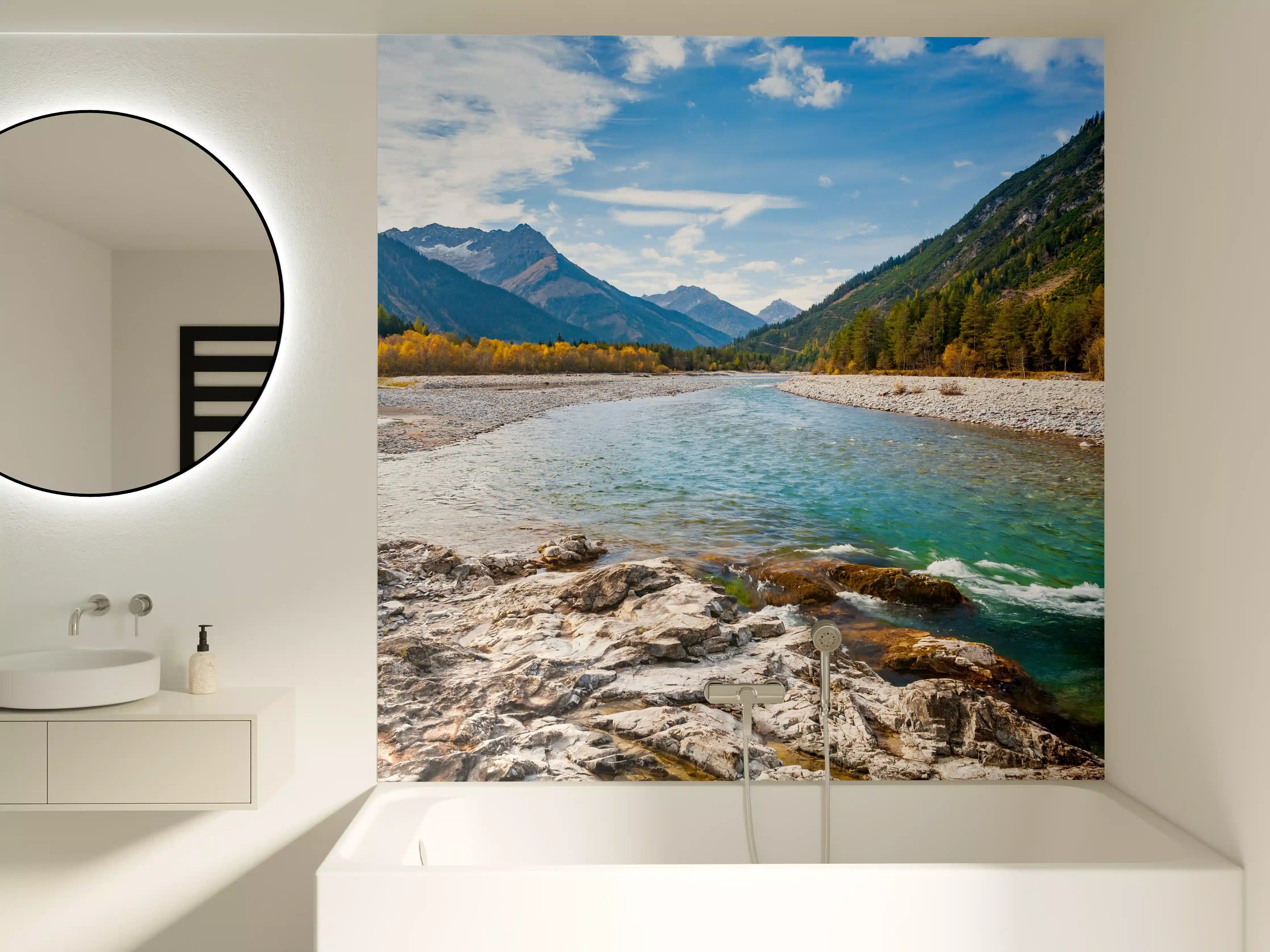 Badewannen-Rückwand - Fluss durch die Alpen im Herbst