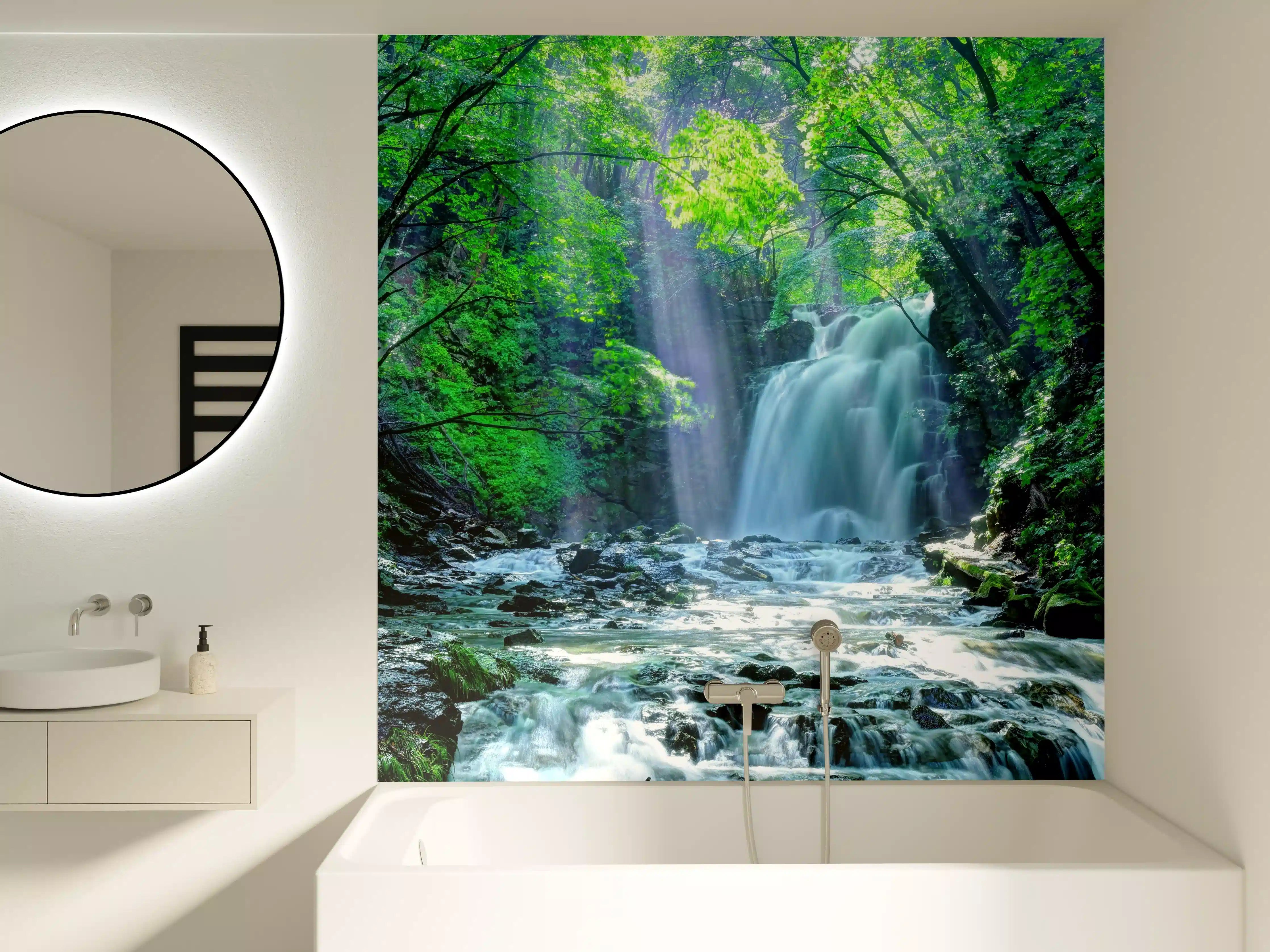 Badewannen-Rückwand - Friedlicher Wasserfall im Wald von Asama