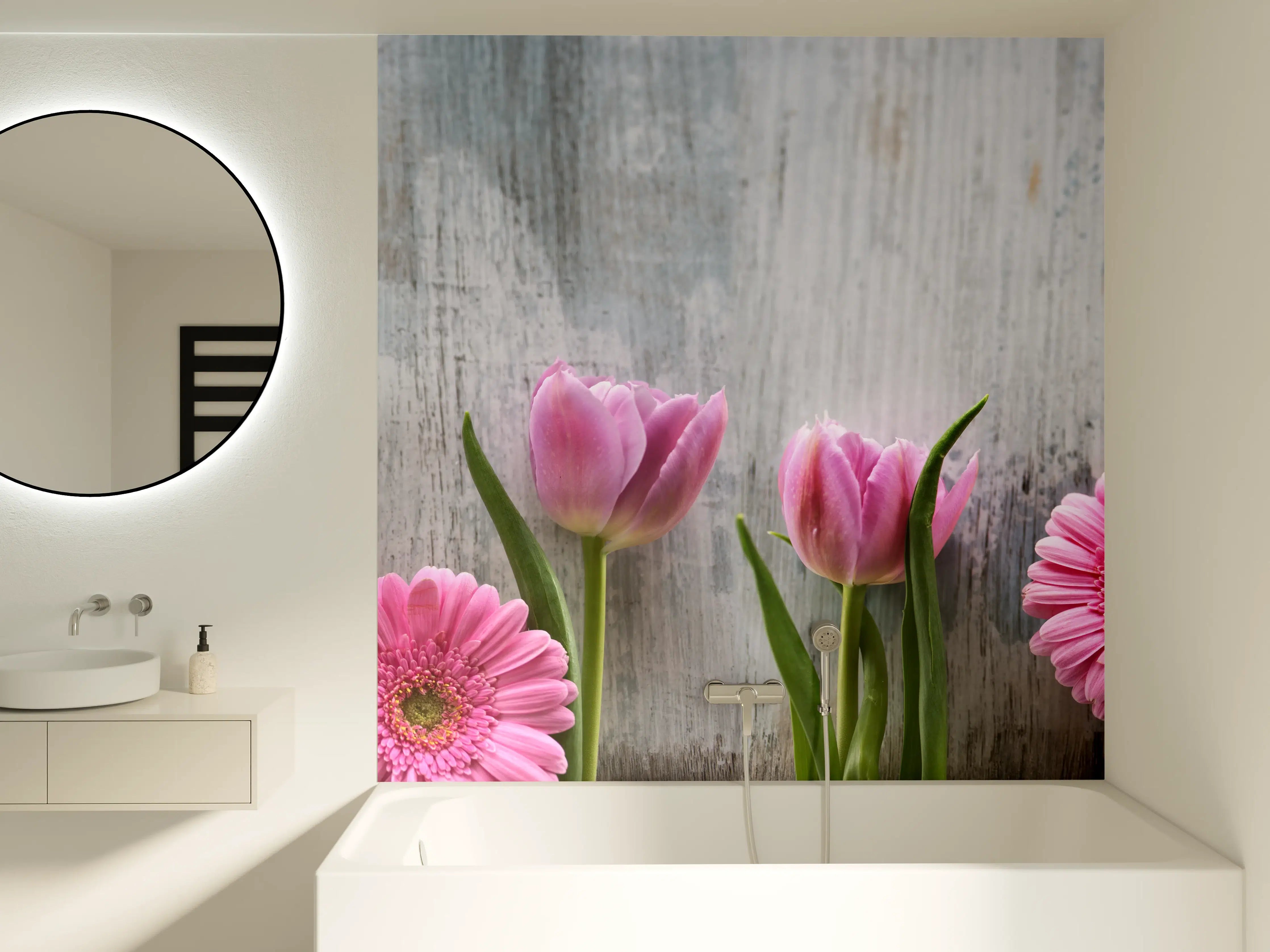 Badewannen-Rückwand - Frühlingsblumen auf schäbigem Holz