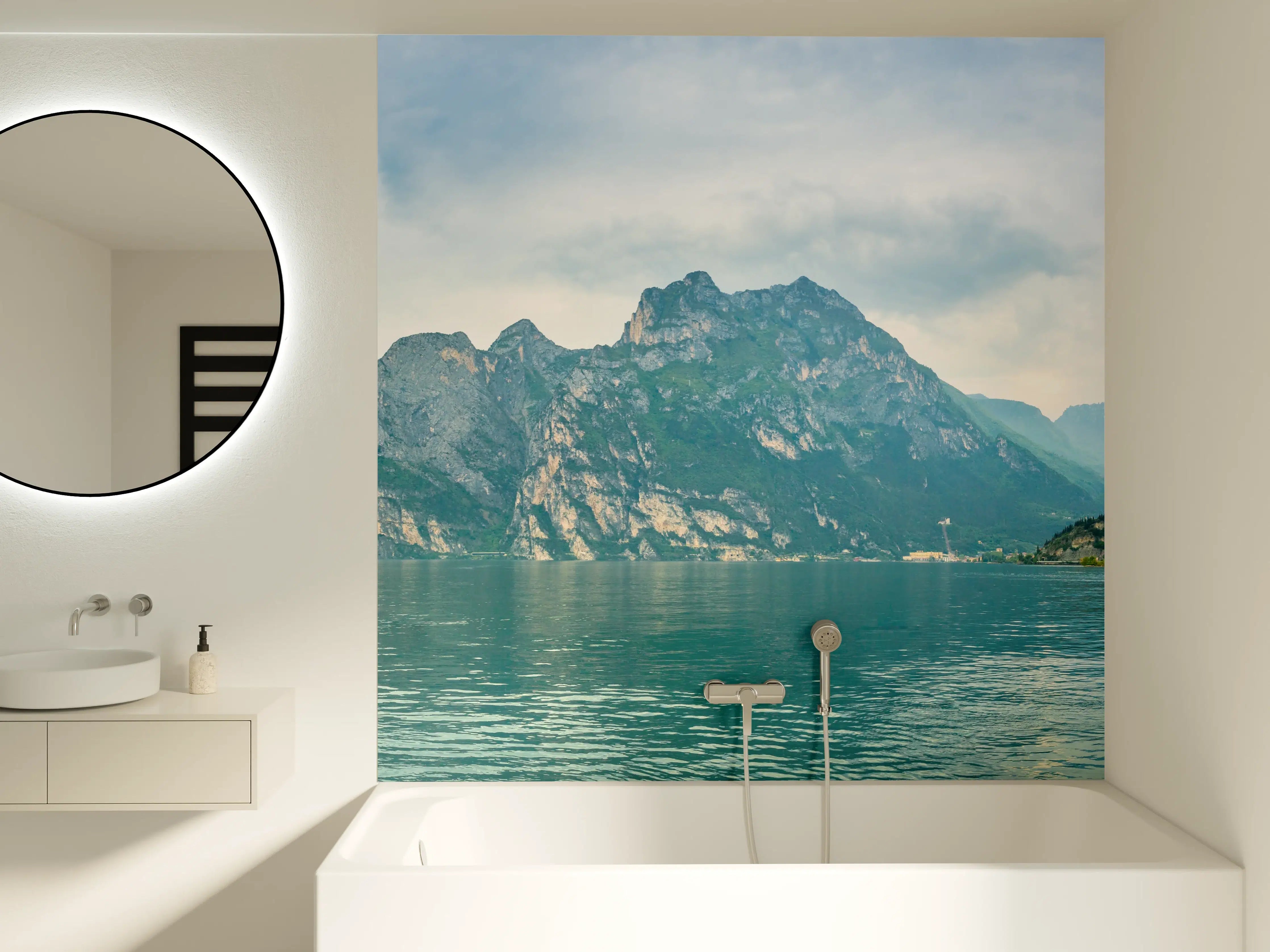 Badewannen-Rückwand - Gardasee im Farbenspiel von Himmel und Natur