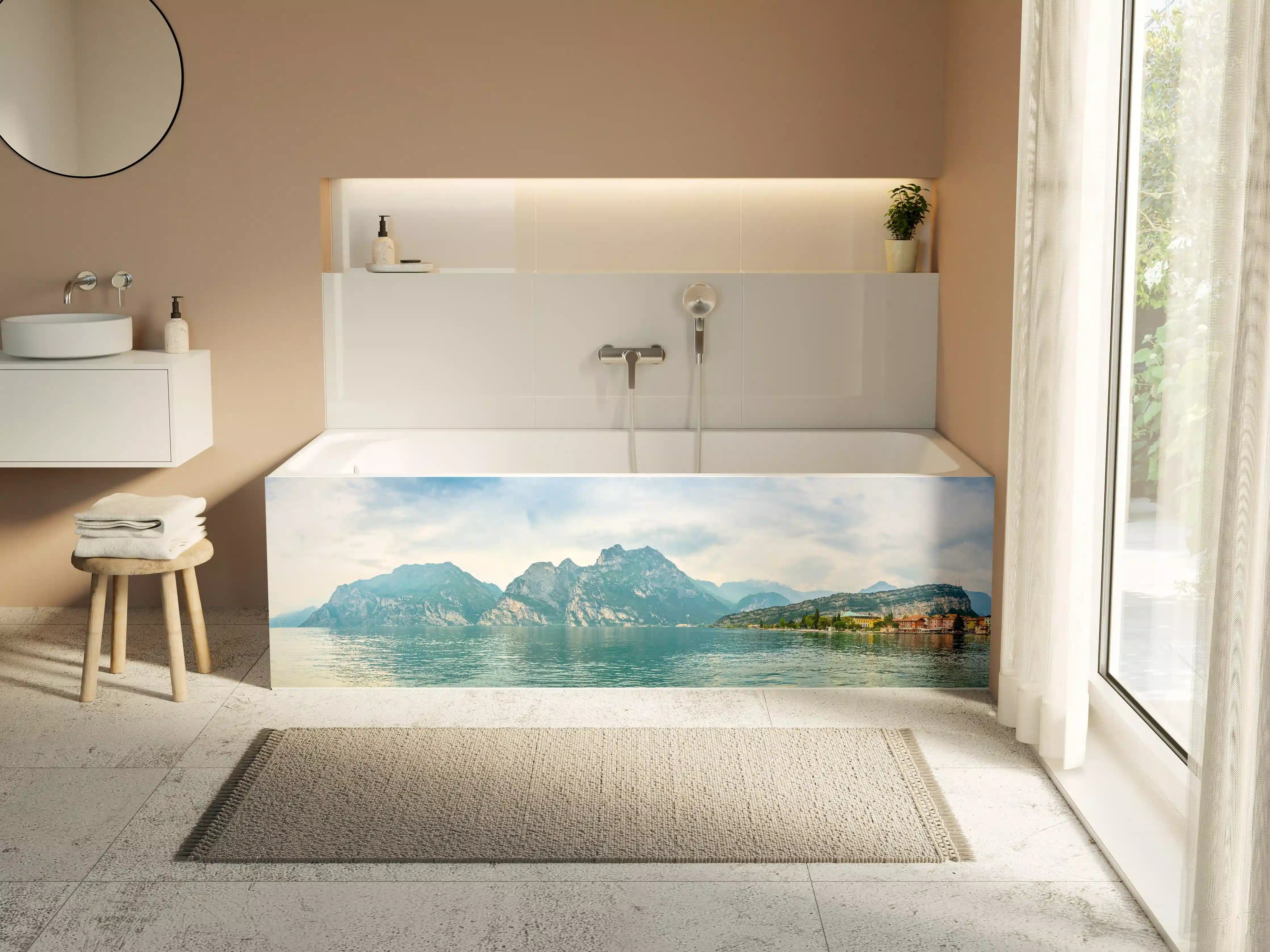 Badewannen-Rückwand - Gardasee im Farbenspiel von Himmel und Natur