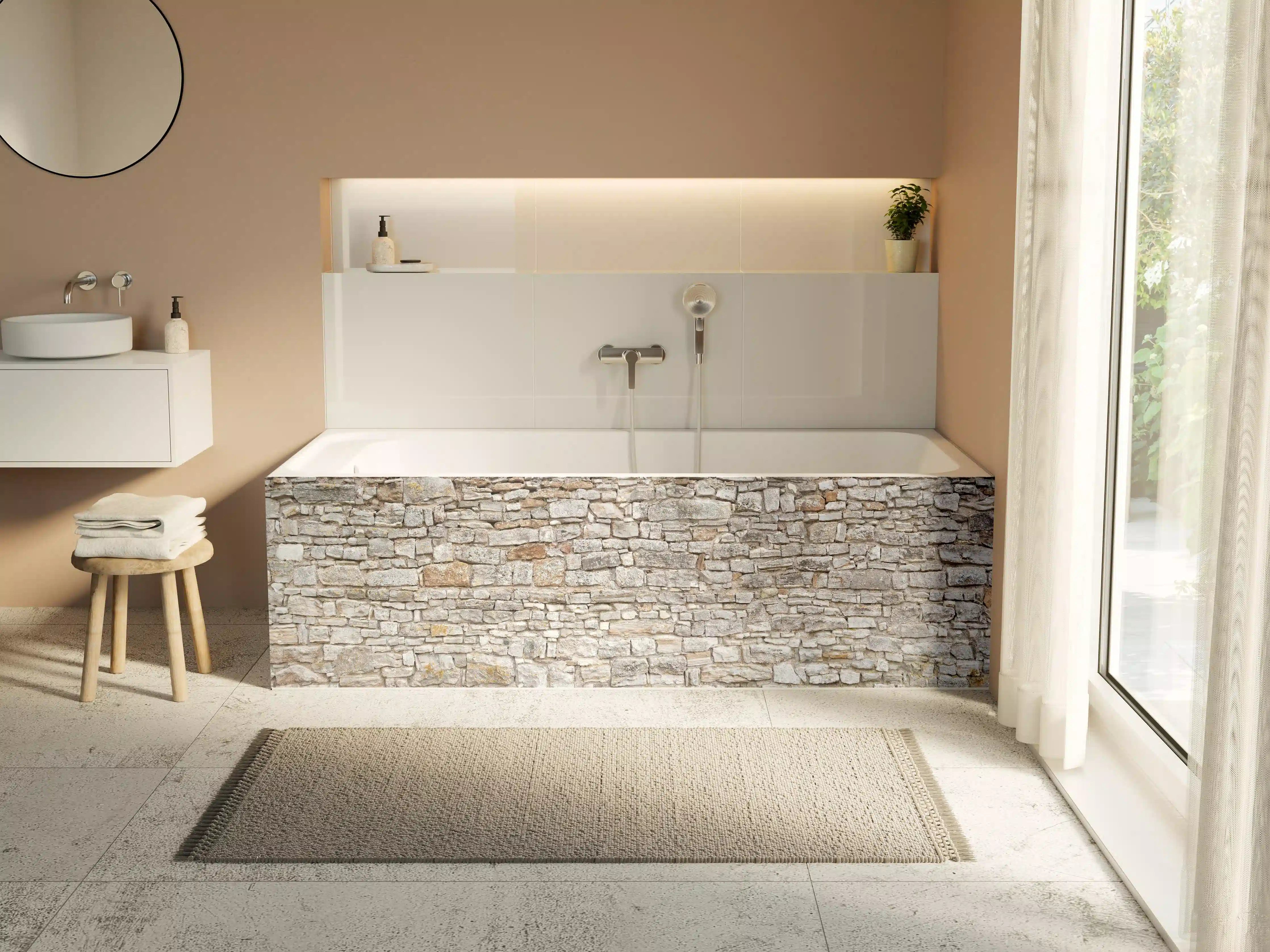 Badewannen-Rückwand - Gräuliche alte Mauer aus groben Steinen