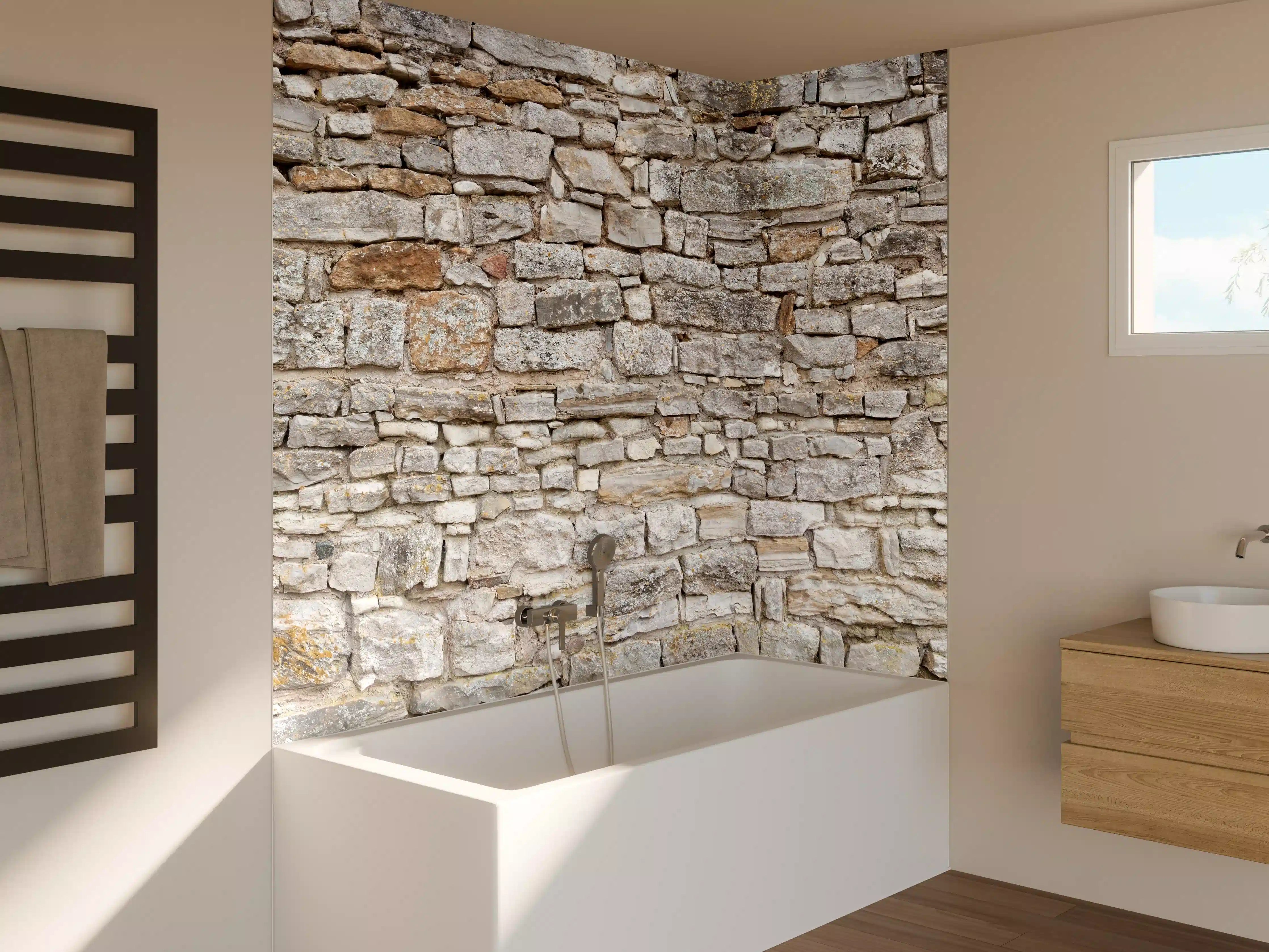 Badewannen-Rückwand - Gräuliche alte Mauer aus groben Steinen