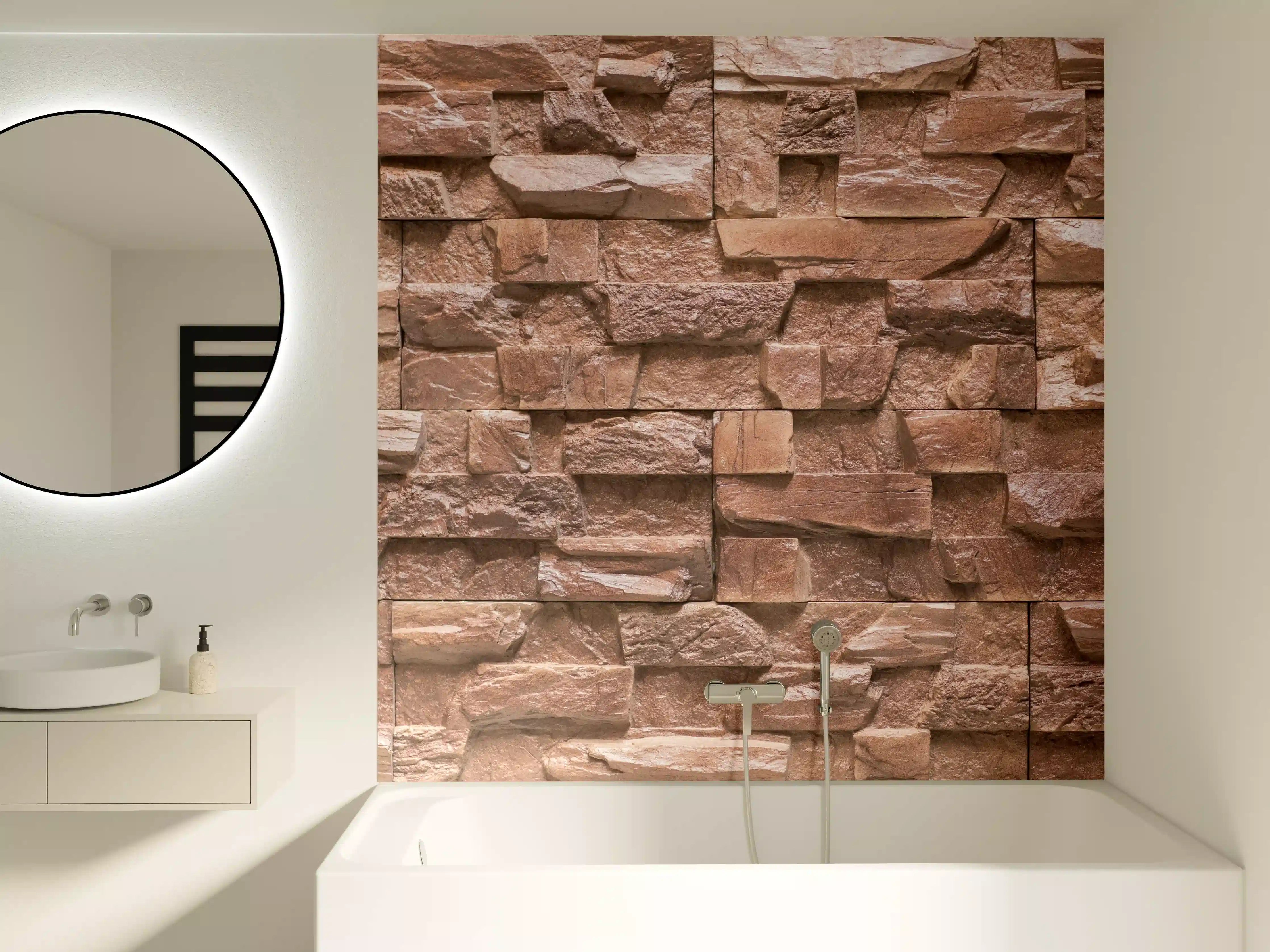 Badewannen-Rückwand - Graue Natursteinwand mit weißen Akzenten