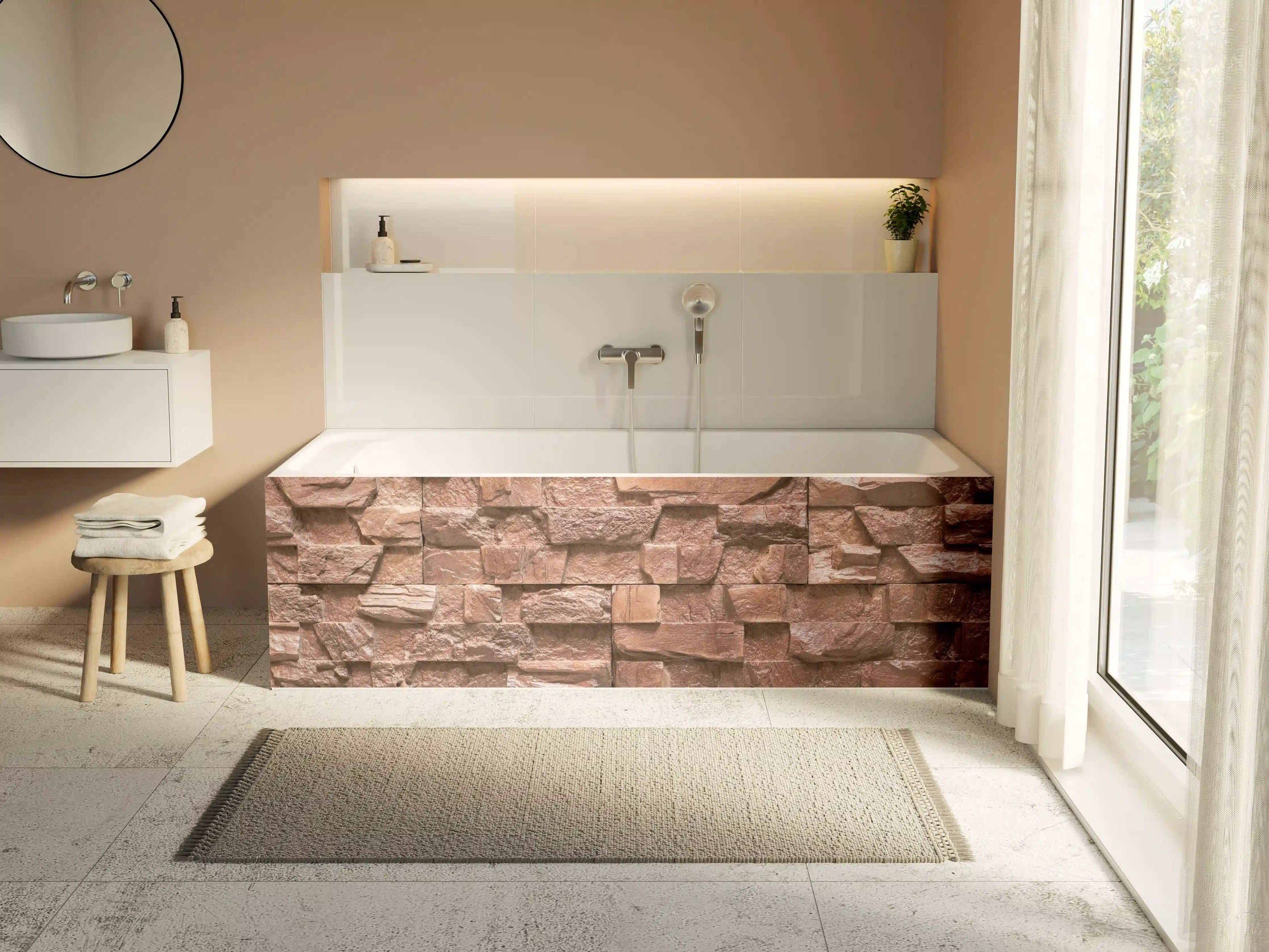 Badewannen-Rückwand - Graue Natursteinwand mit weißen Akzenten