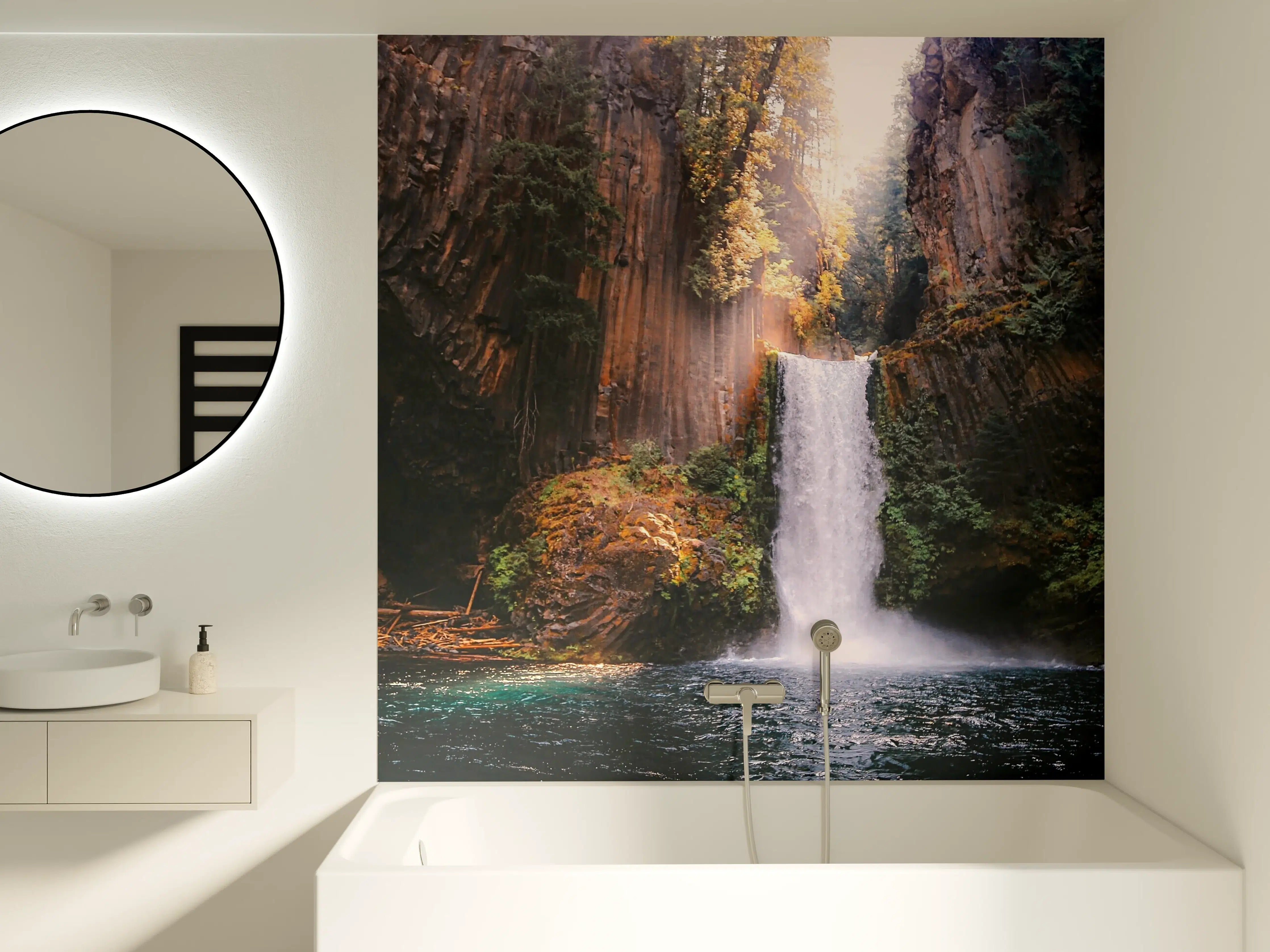 Badewannen-Rückwand - Grauer Wasserfall im Naturschleier