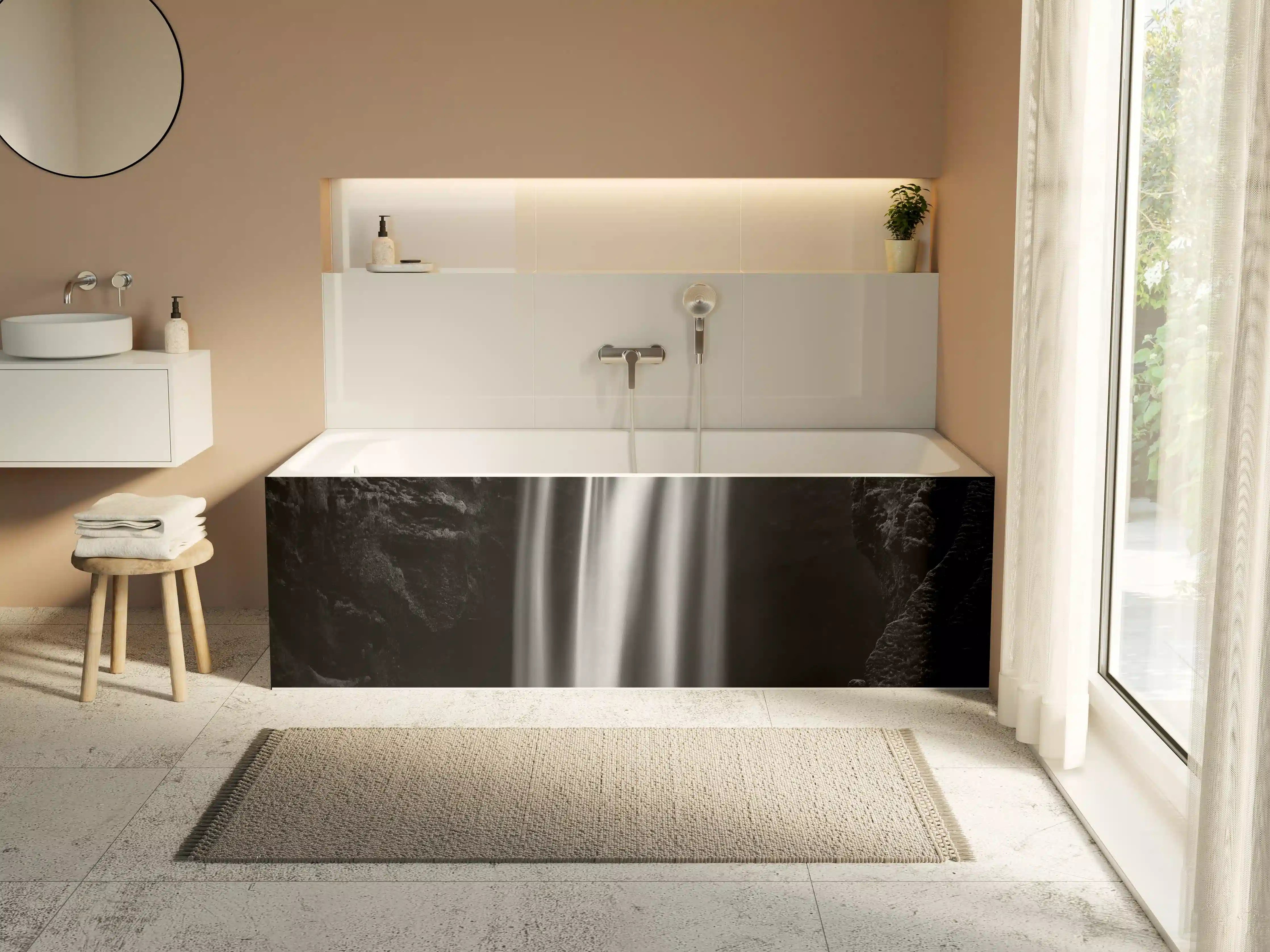 Badewannen-Rückwand - Grauer Wasserfall im Schwarzweiß-Design