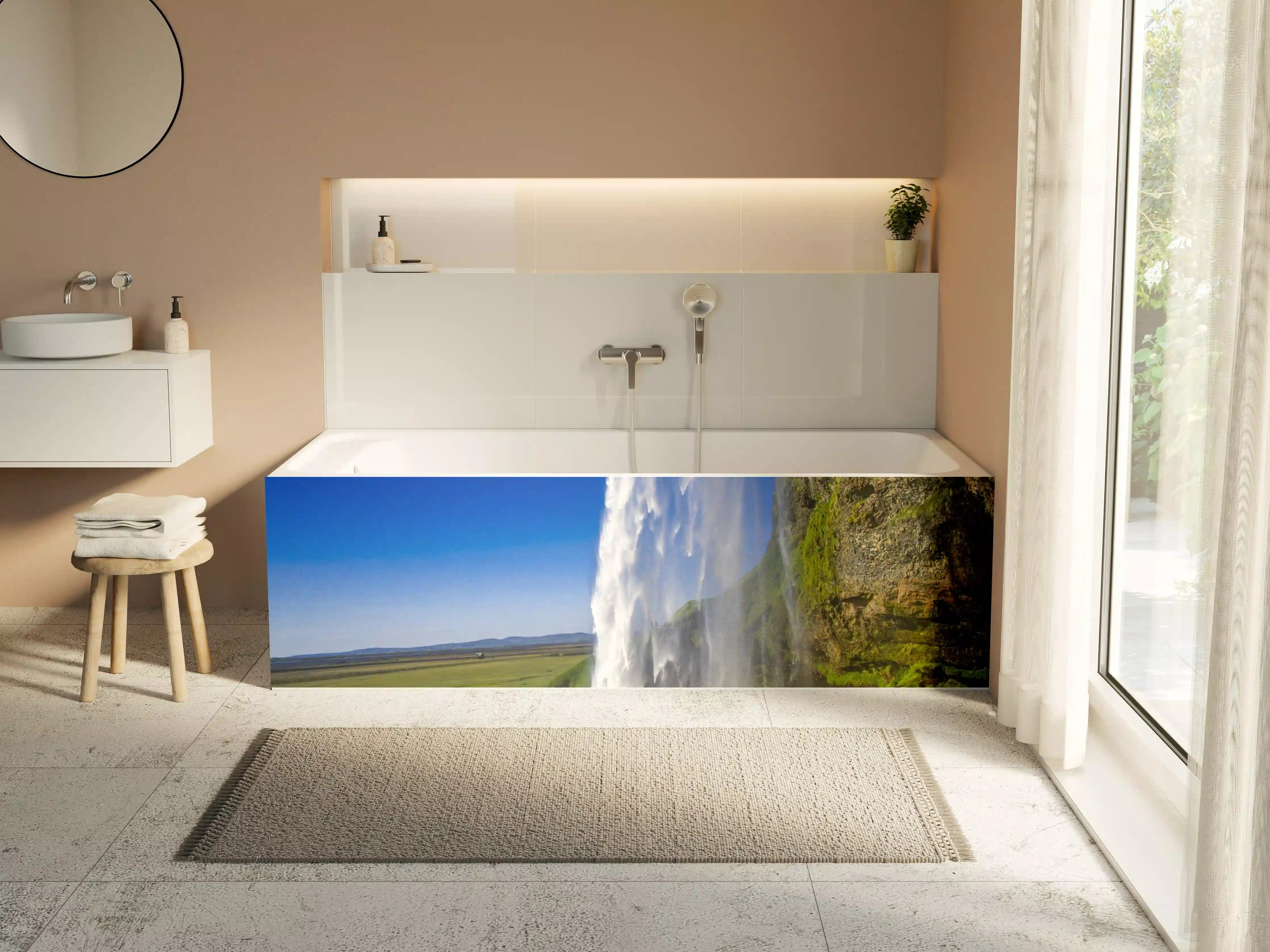 Badewannen-Rückwand - Grauer Wasserfall vor Grün