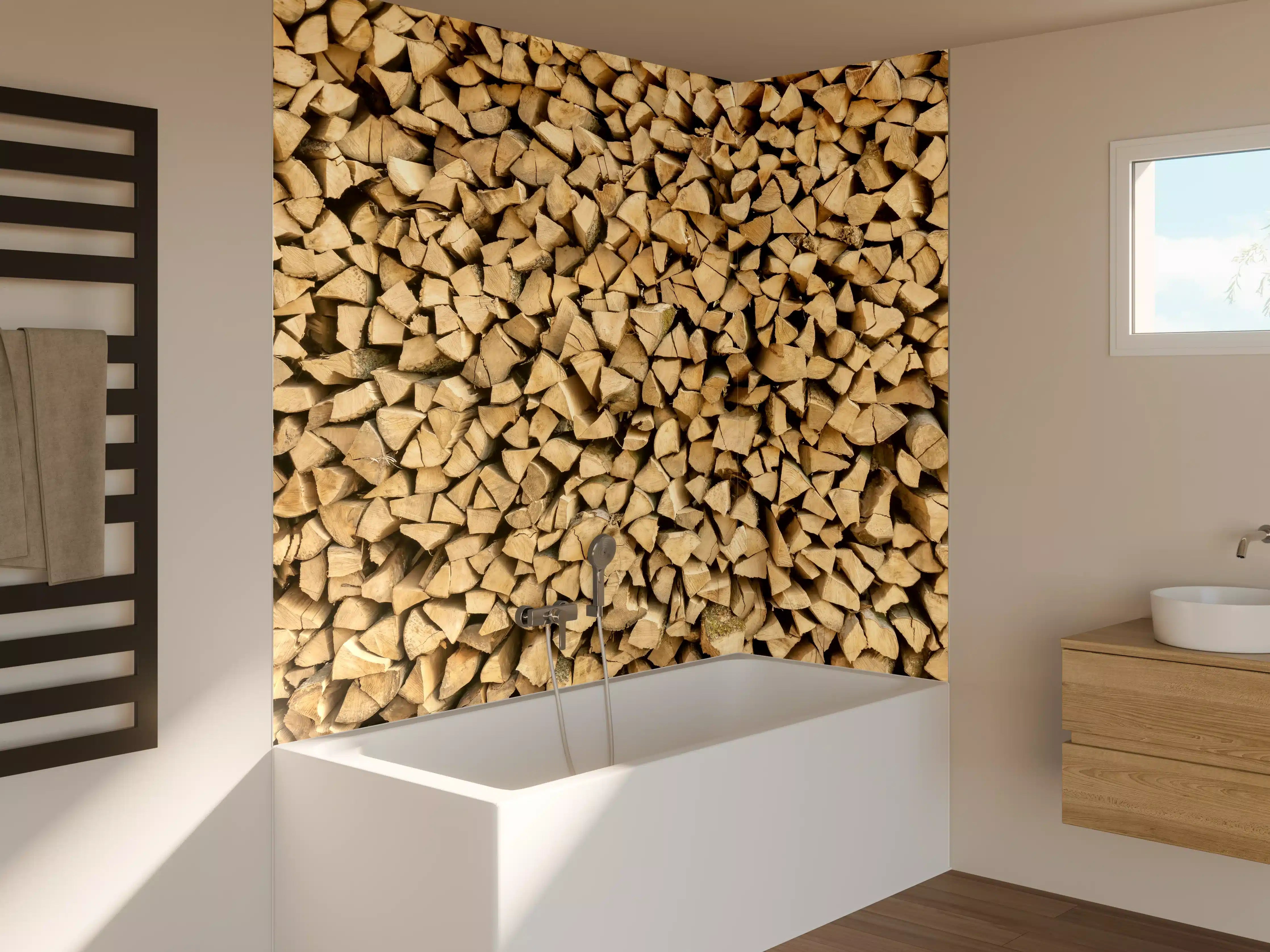Badewannen-Rückwand - Großer Haufen Holzscheite