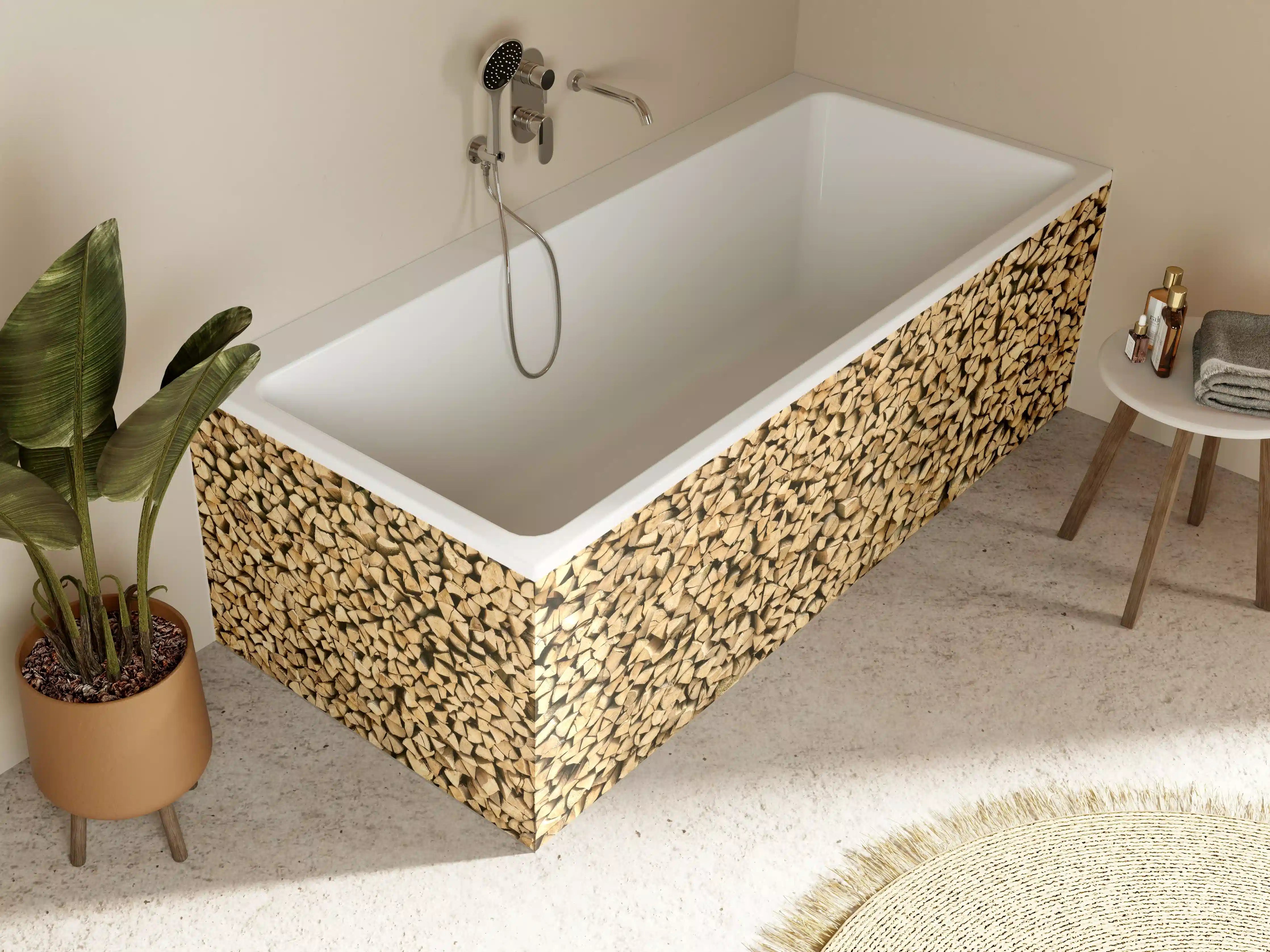 Badewannen-Rückwand - Großer Haufen Holzscheite