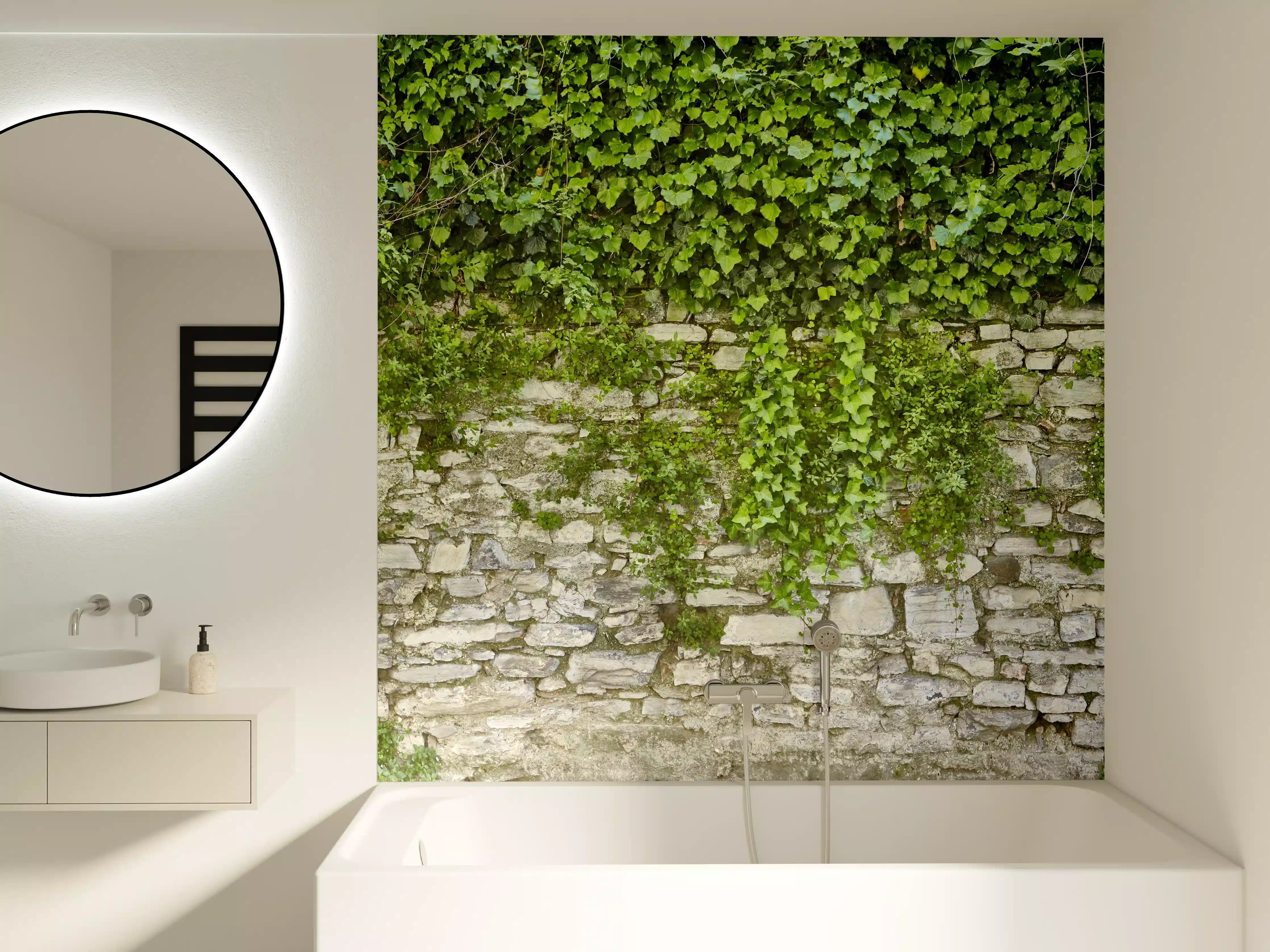 Badewannen-Rückwand - Grün überwucherte Burgmauer