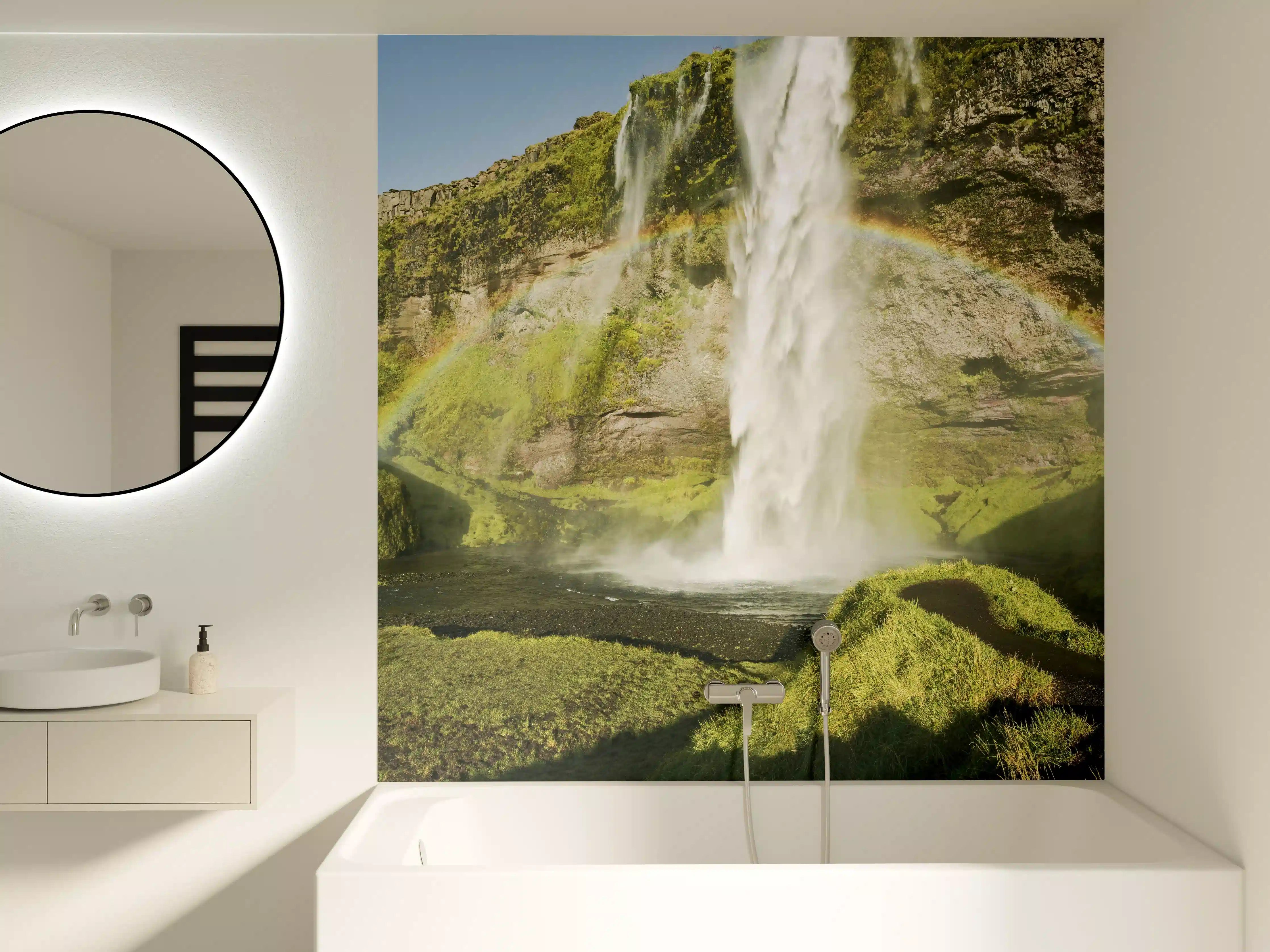 Badewannen-Rückwand - Grüne Wasserfall-Landschaft mit Regenbogen