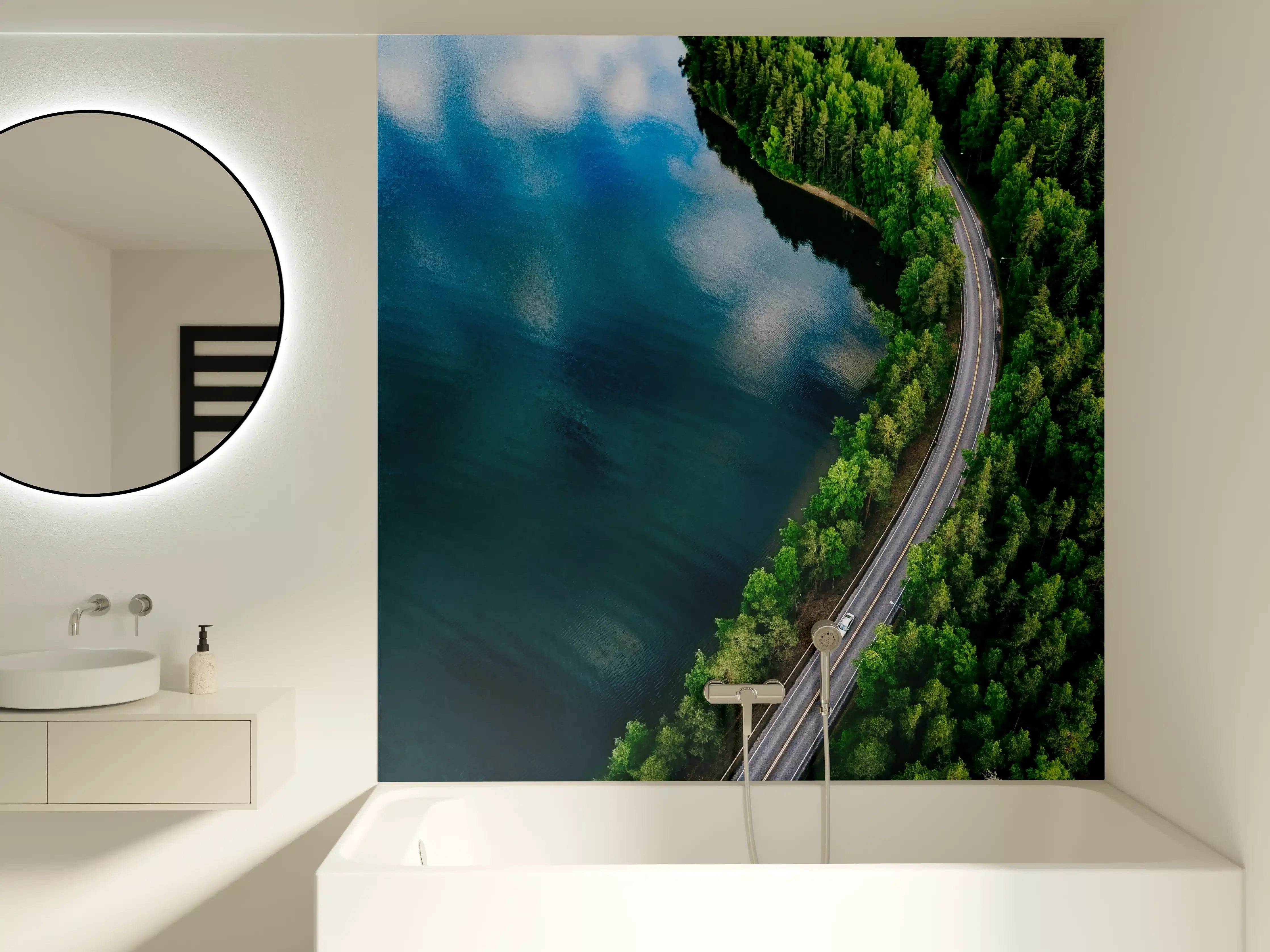 Badewannen-Rückwand - Grüner Waldflusst – Natur und Wasser