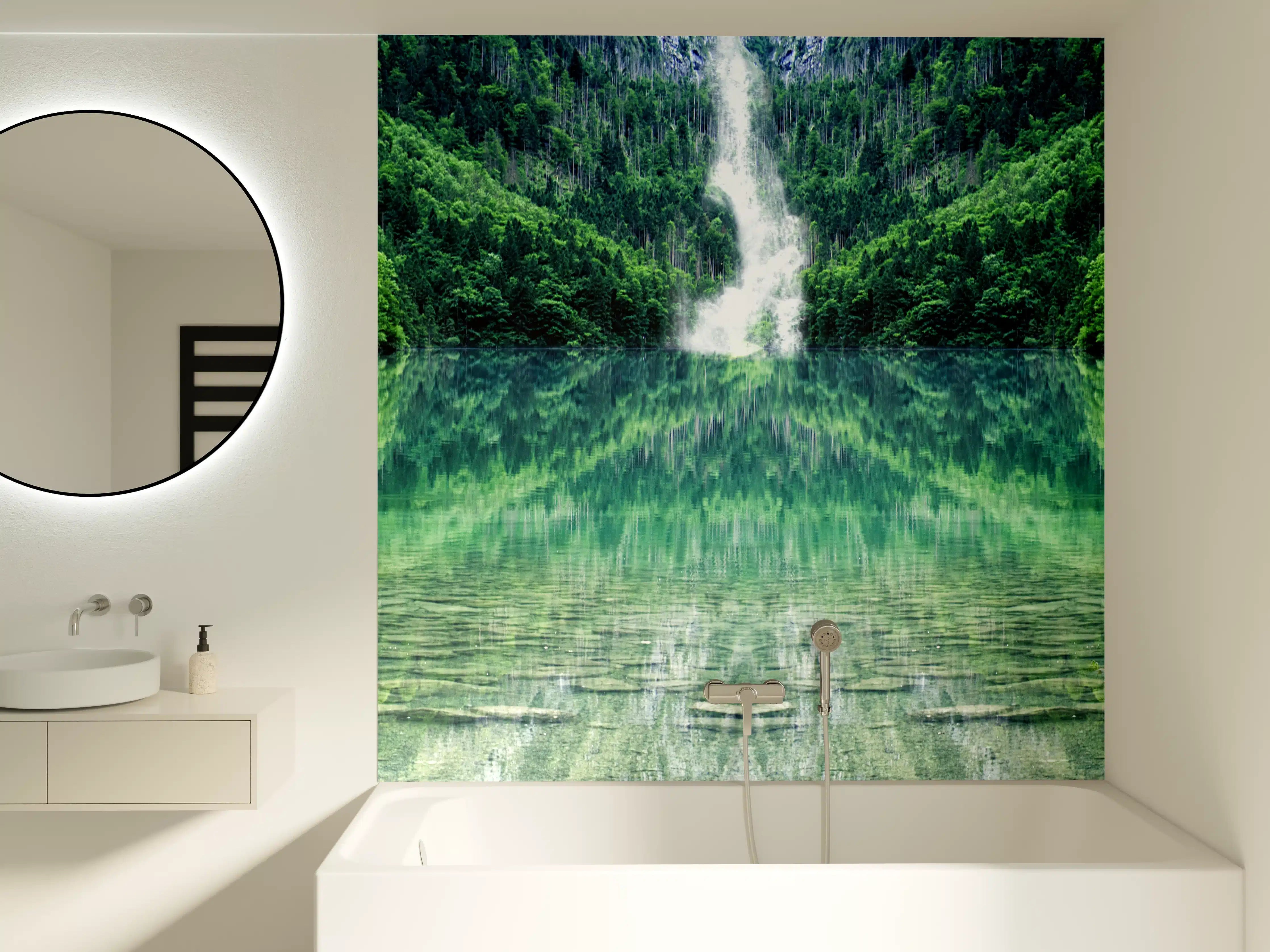 Badewannen-Rückwand - Grüner Wasserfall inmitten der Natur