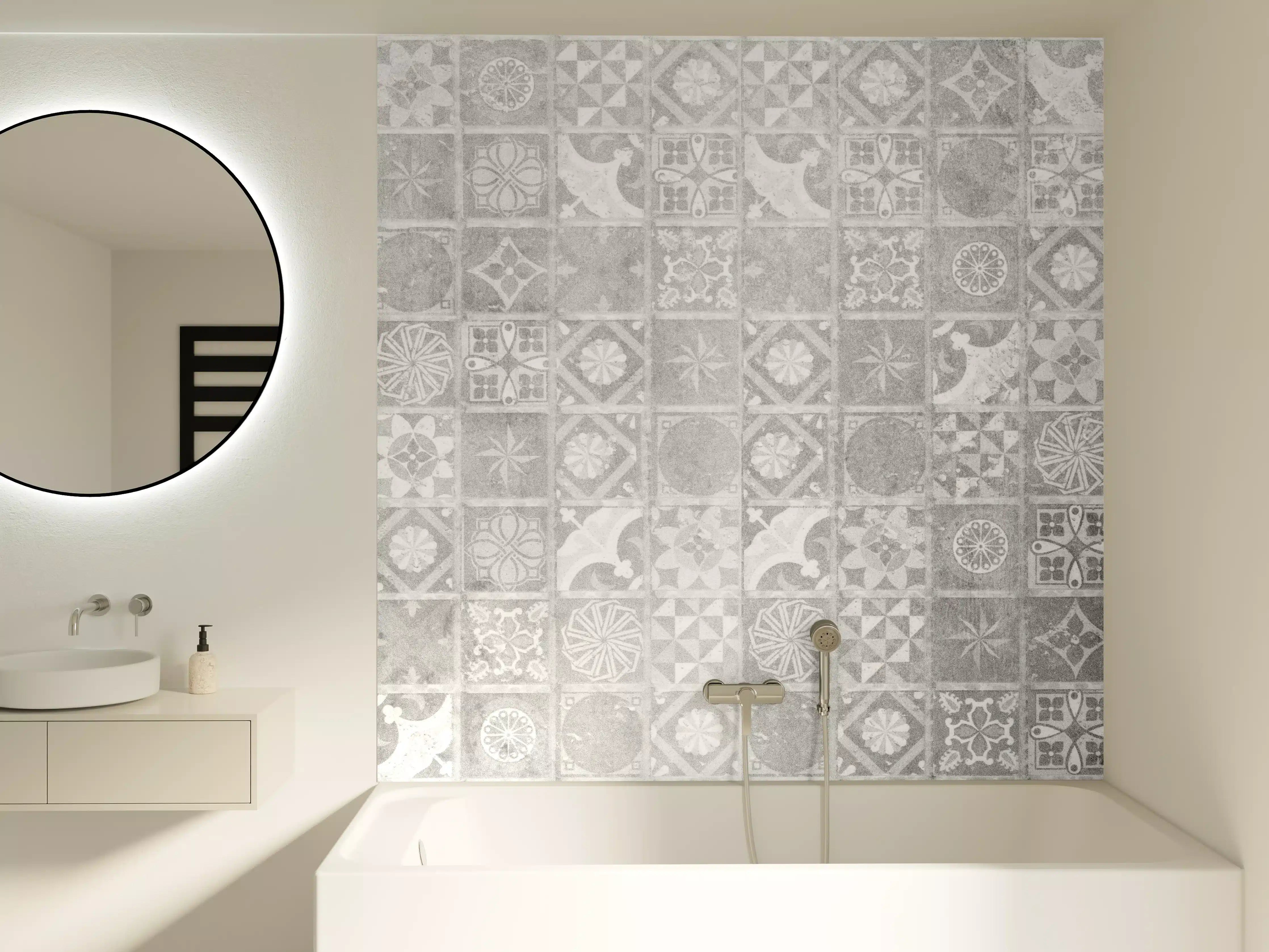 Badewannen-Rückwand - Helle Mosaikfliesen mit Grauakzenten