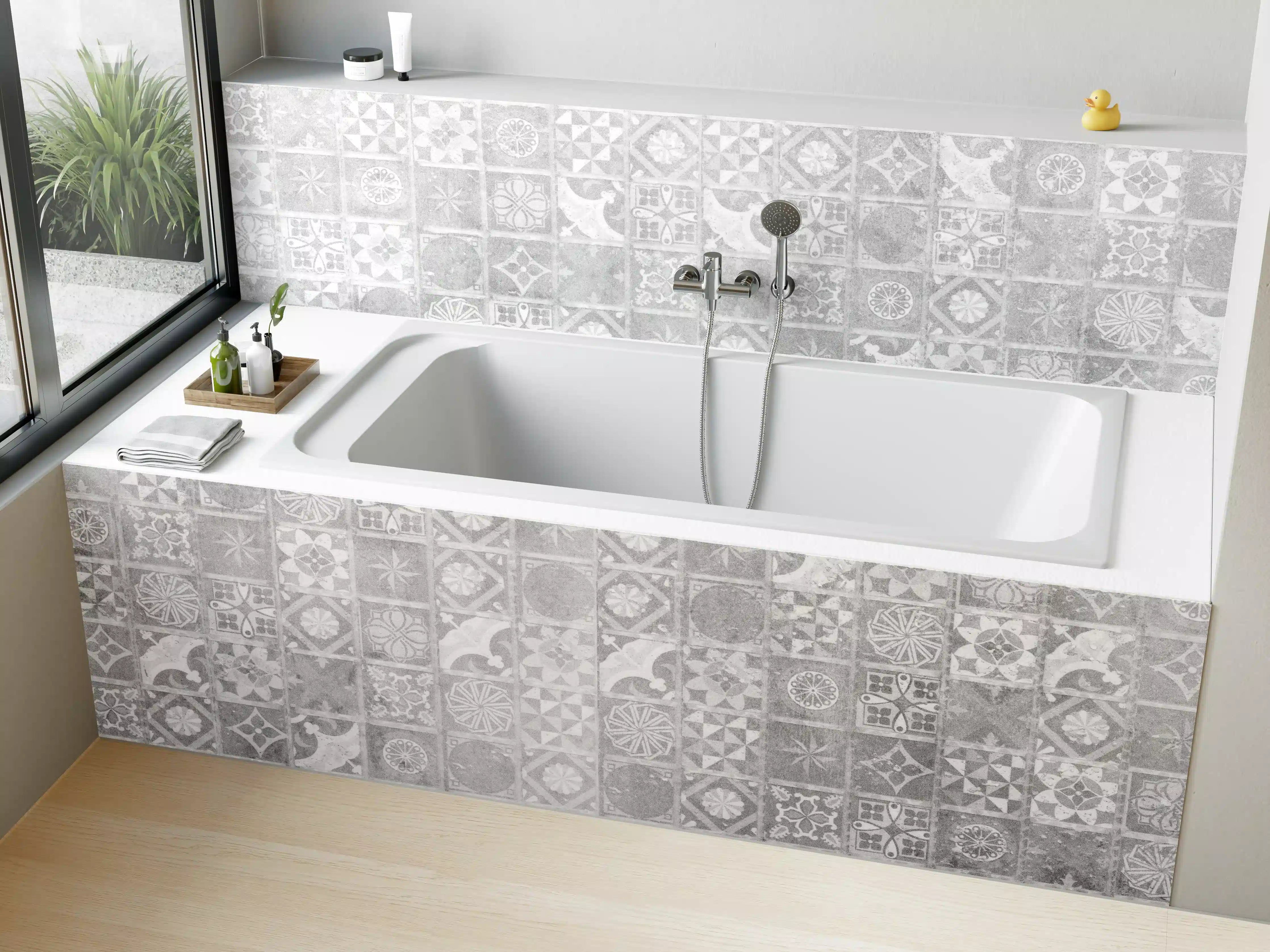 Badewannen-Rückwand - Helle Mosaikfliesen mit Grauakzenten