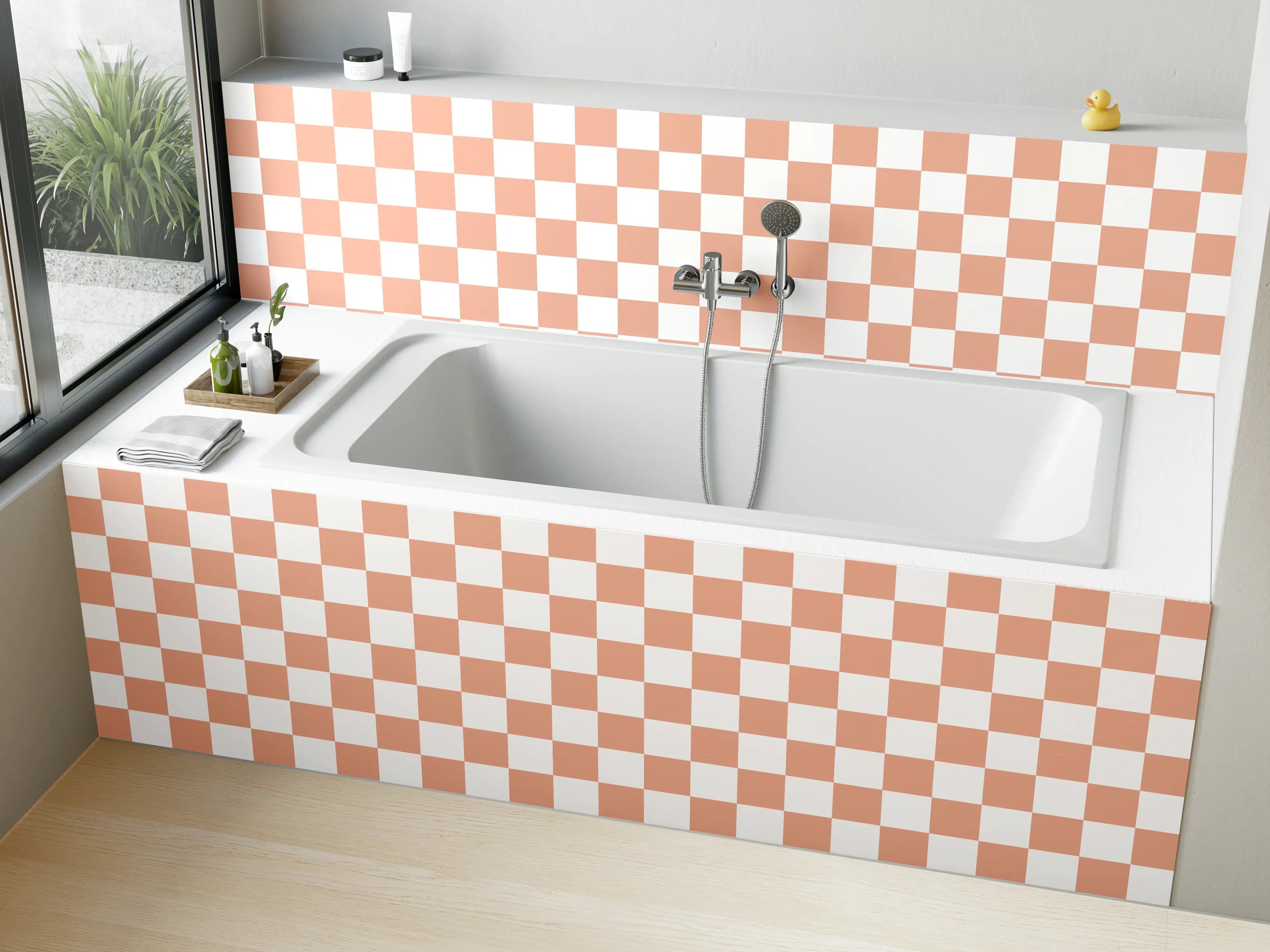 Badewannen-Rückwand - Helle, dekorative Fliesen im Erdbeer-Check Muster
