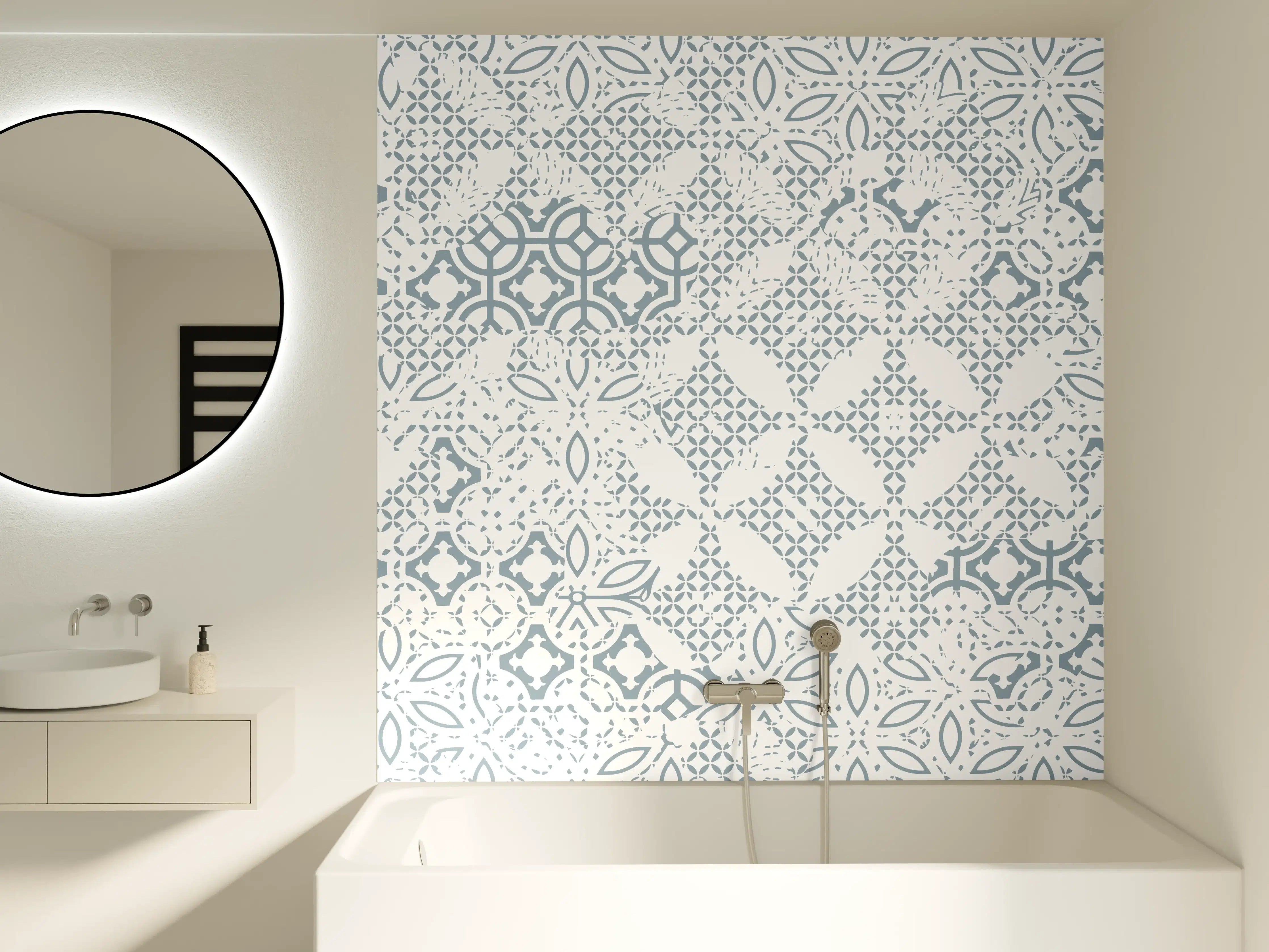 Badewannen-Rückwand - Helle, geometrische Fliesenmuster in Weiß und Grau