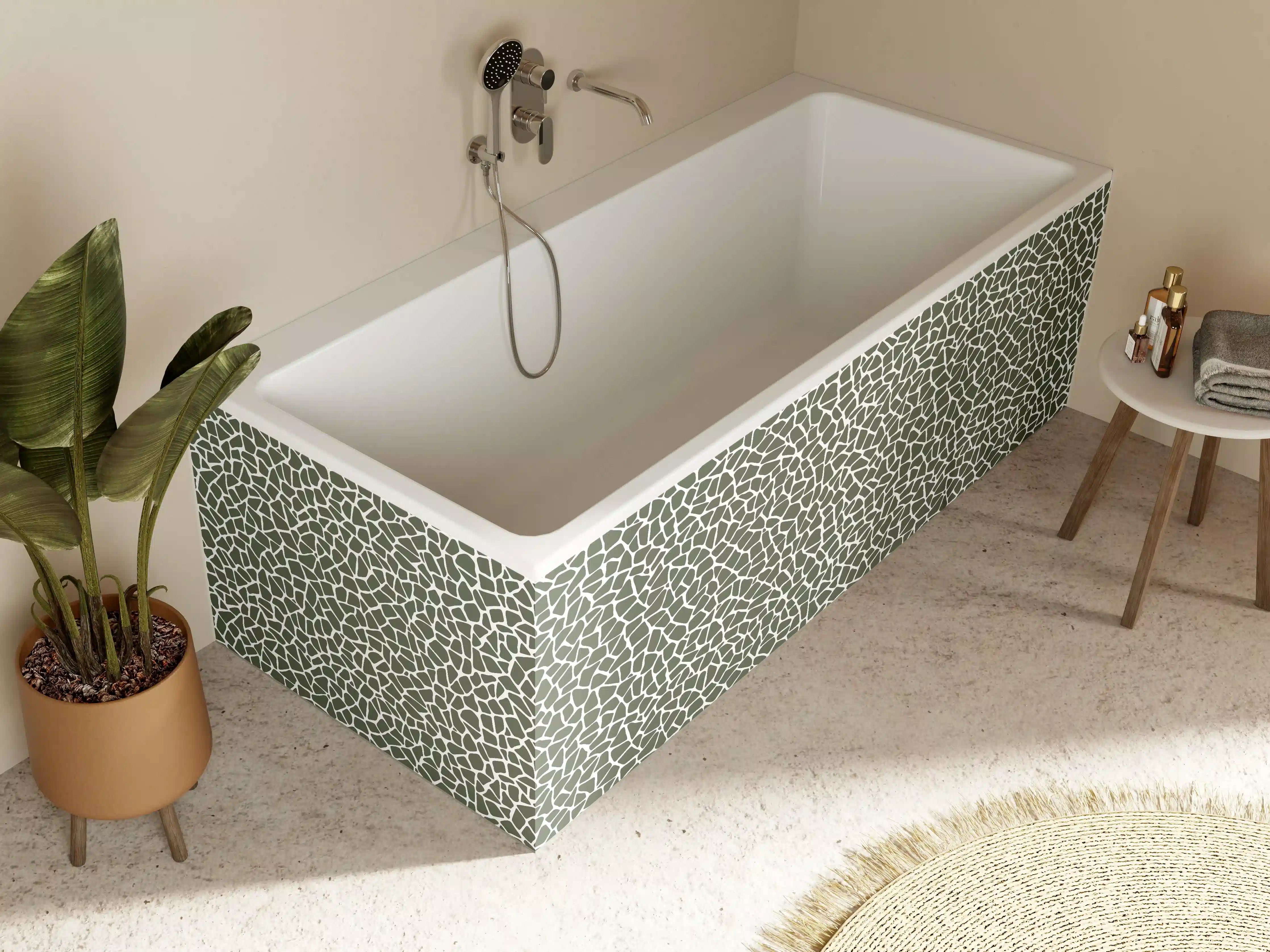 Badewannen-Rückwand - Helles Mosaikmuster in Grau und Weiß