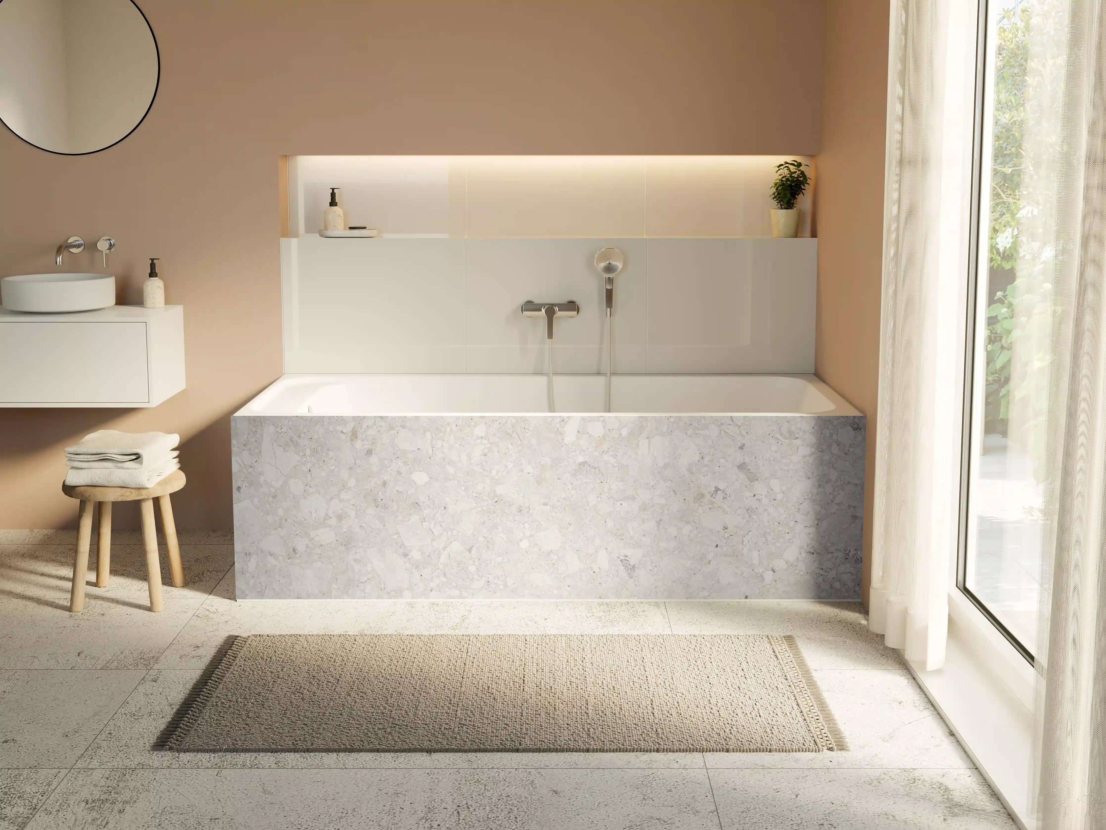 Badewannen-Rückwand - Hellgraue Betonoptik mit feiner Struktur