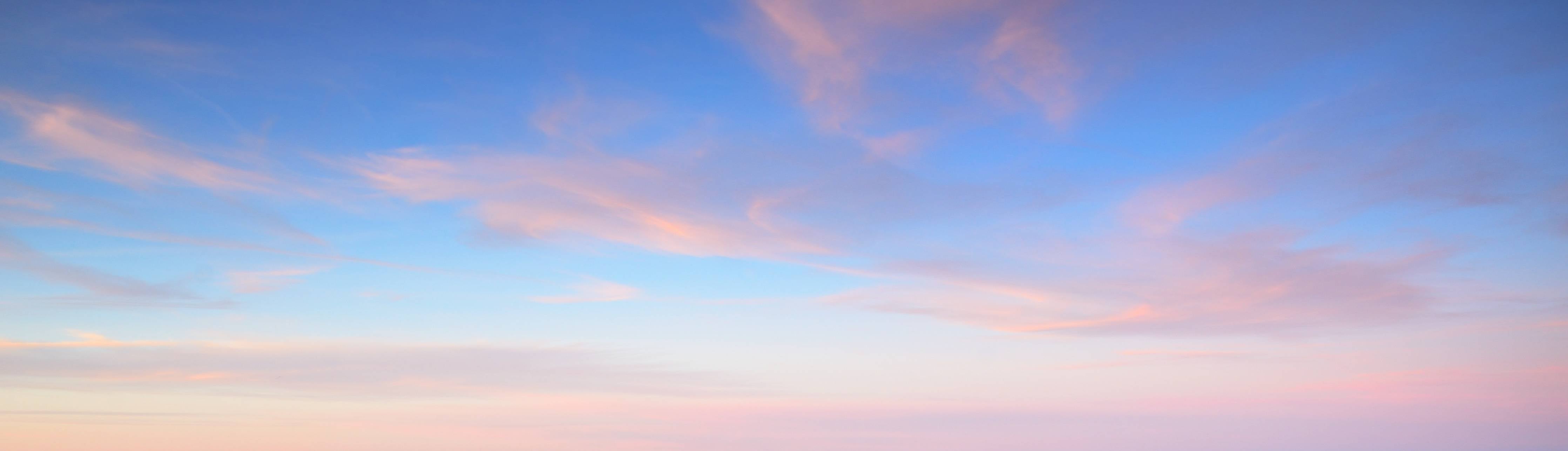 Badewannen-Rückwand-Himmel mit zarten Wolken und sanften Farben