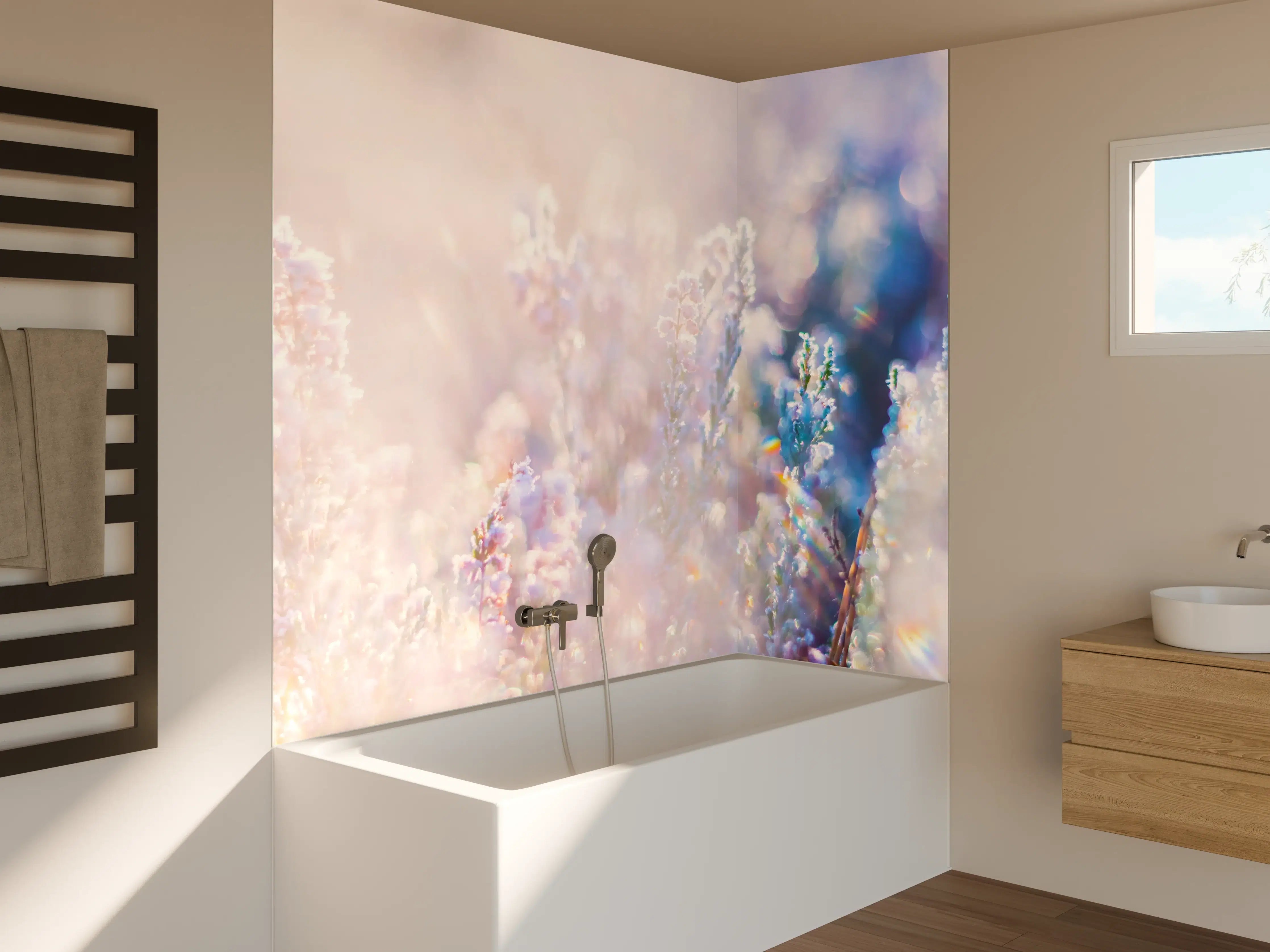 Badewannen-Rückwand - Himmelblauer Himmel mit zarten Blumen im Sonnenschein