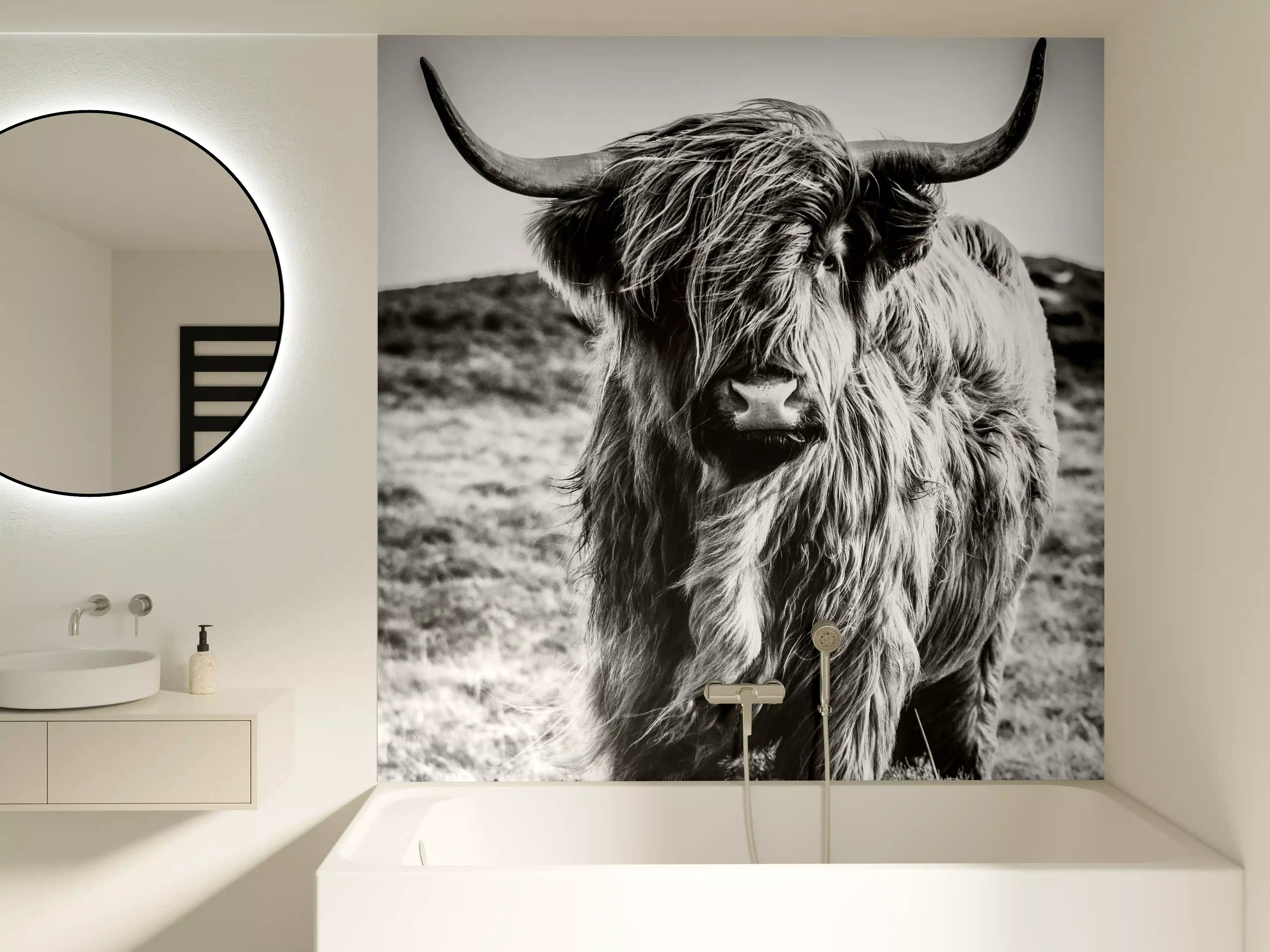 Badewannen-Rückwand - Hochlandkuh in Schwarz-weiß