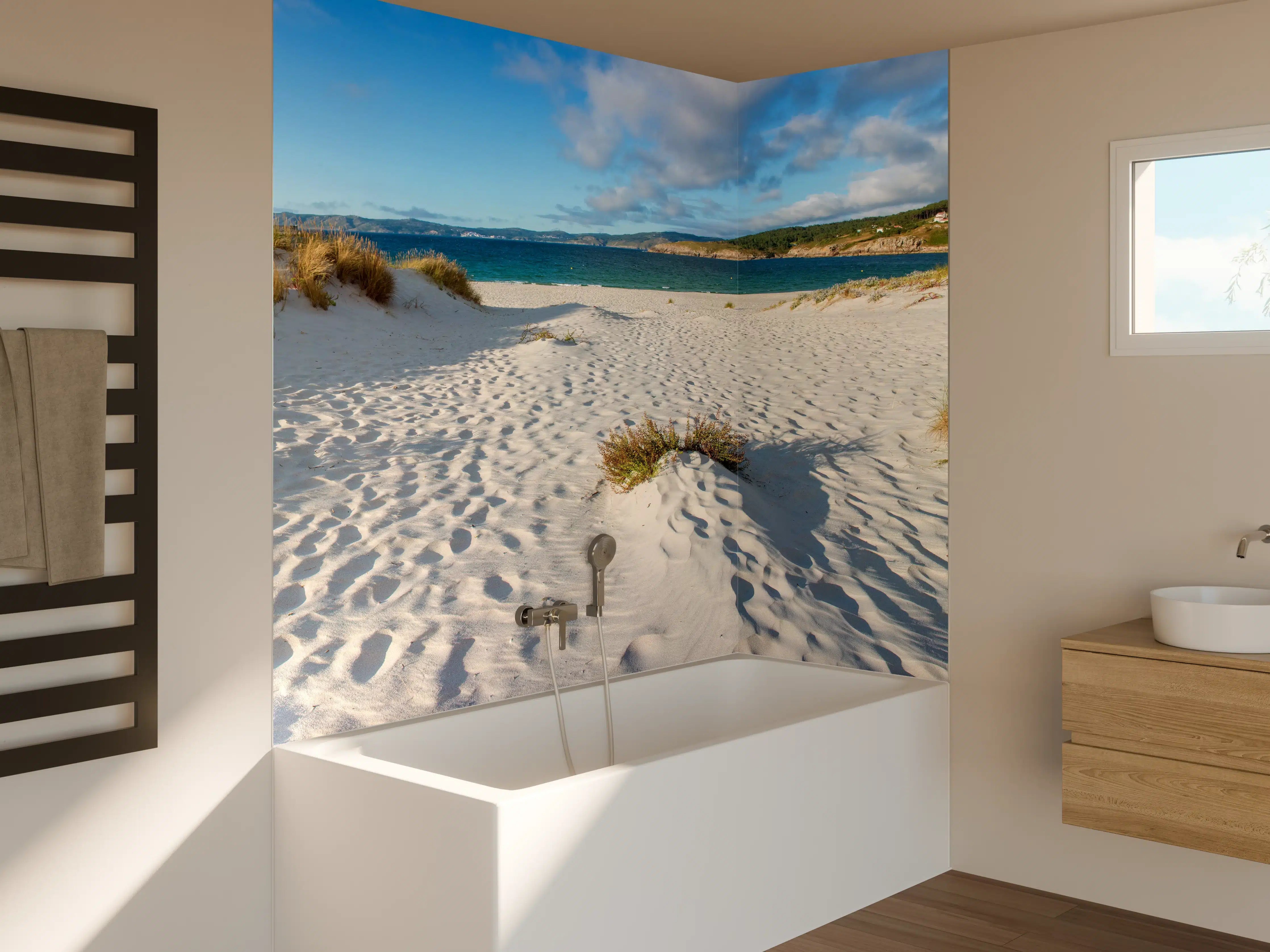 Badewannen-Rückwand - Idyllische Strandlandschaft im sanften Weiß-Blau