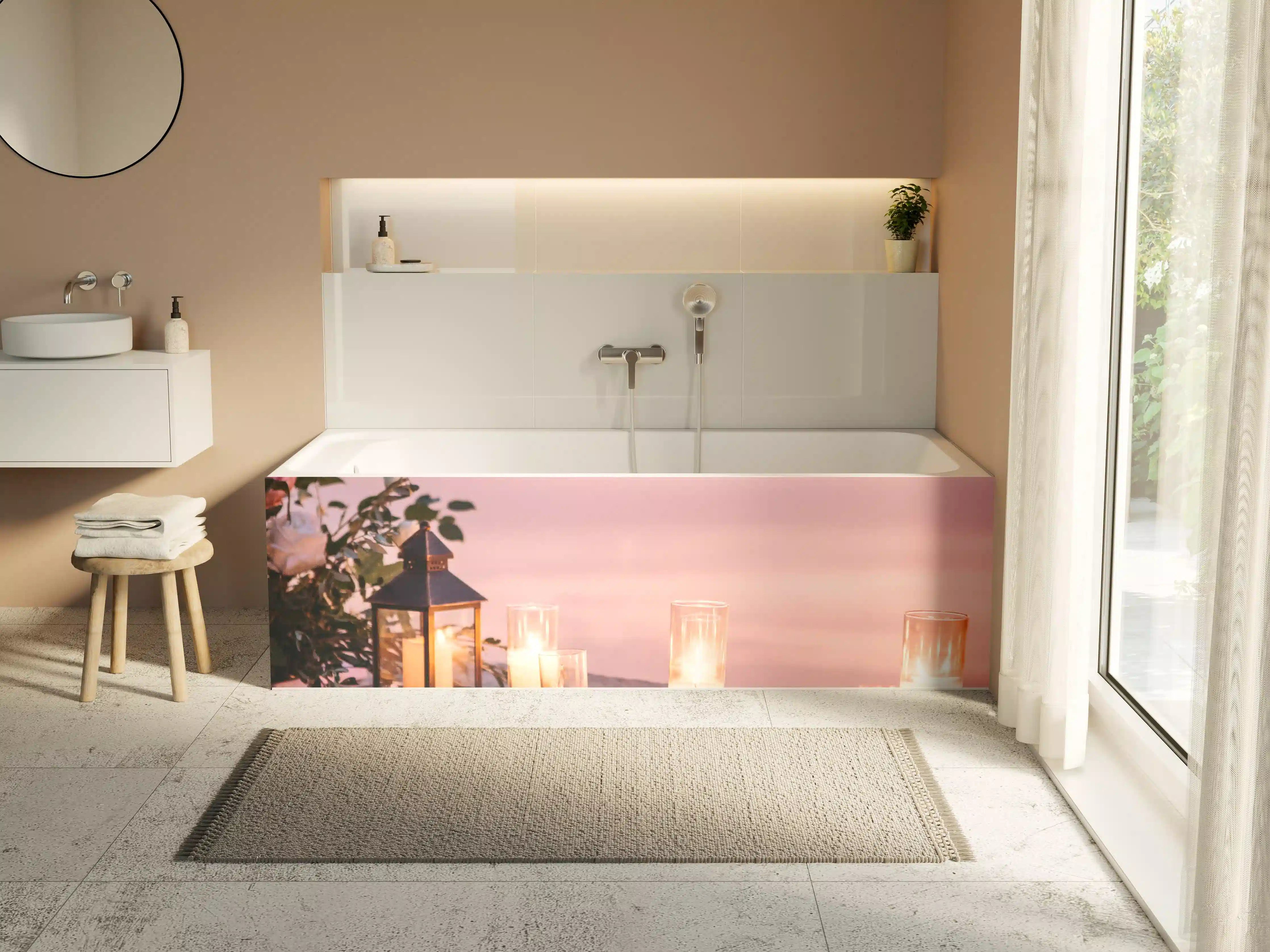 Badewannen-Rückwand - Kerzen und Blumen auf Steinmauer