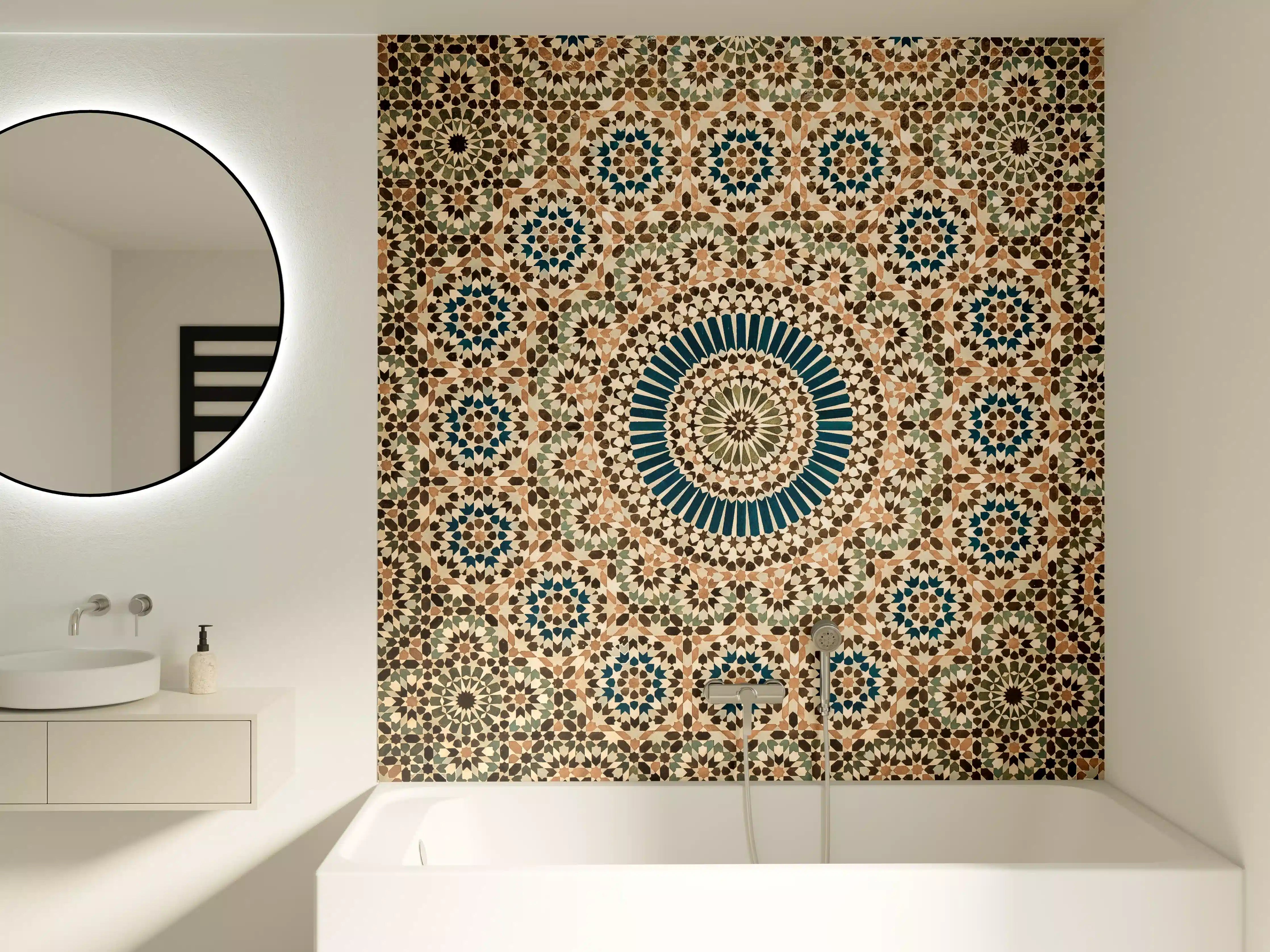 Badewannen-Rückwand - Künstlerische Mosaikgestaltung mit türkischen Mustern