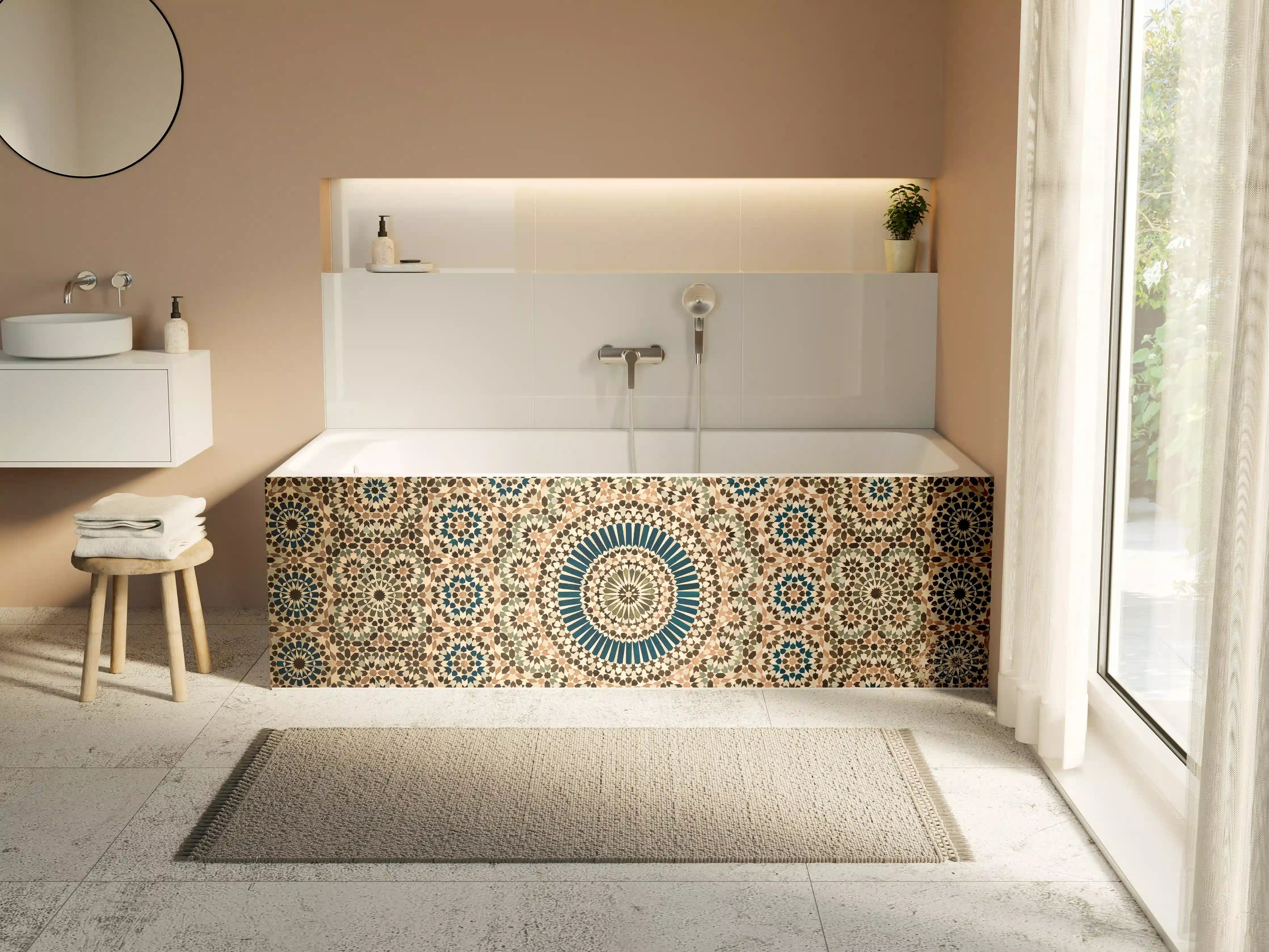 Badewannen-Rückwand - Künstlerische Mosaikgestaltung mit türkischen Mustern