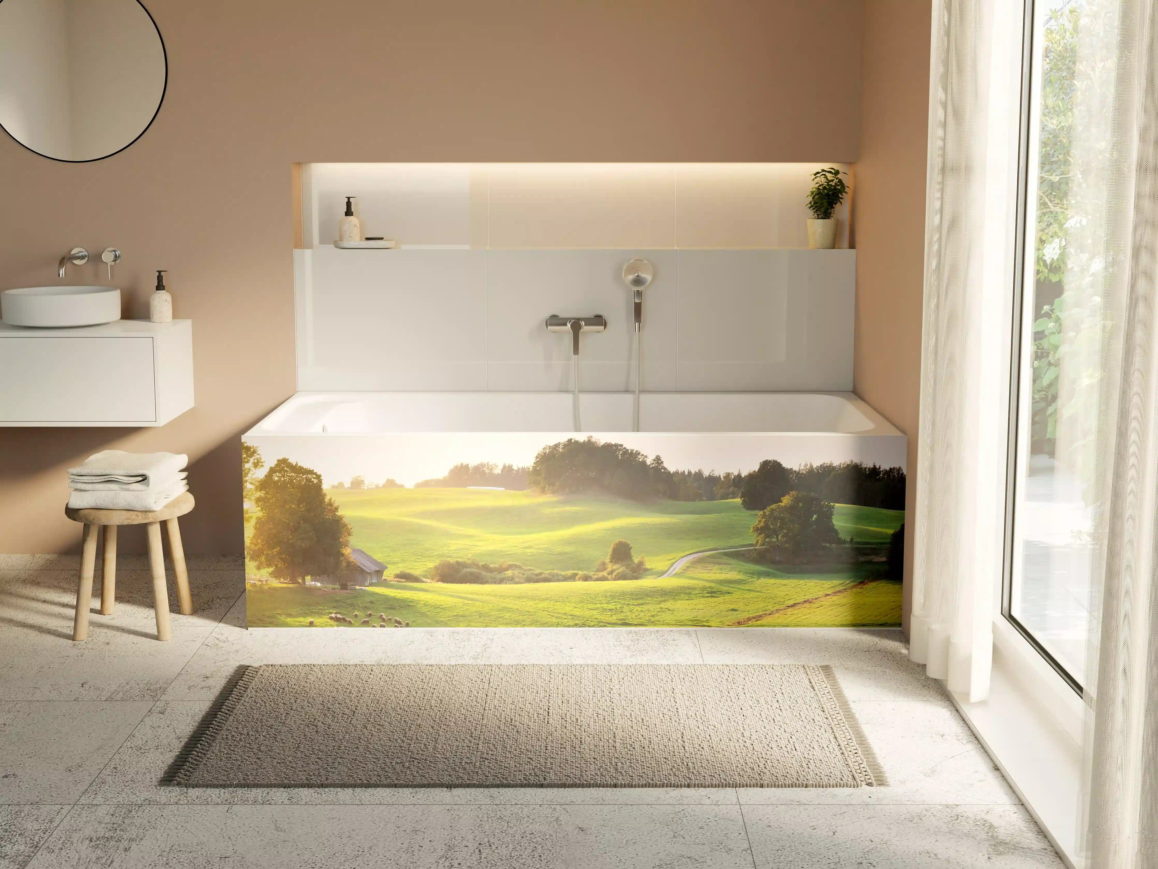 Badewannen-Rückwand - Landschaft mit grünen Wiesen und Bäumen bei Sonnenaufgang