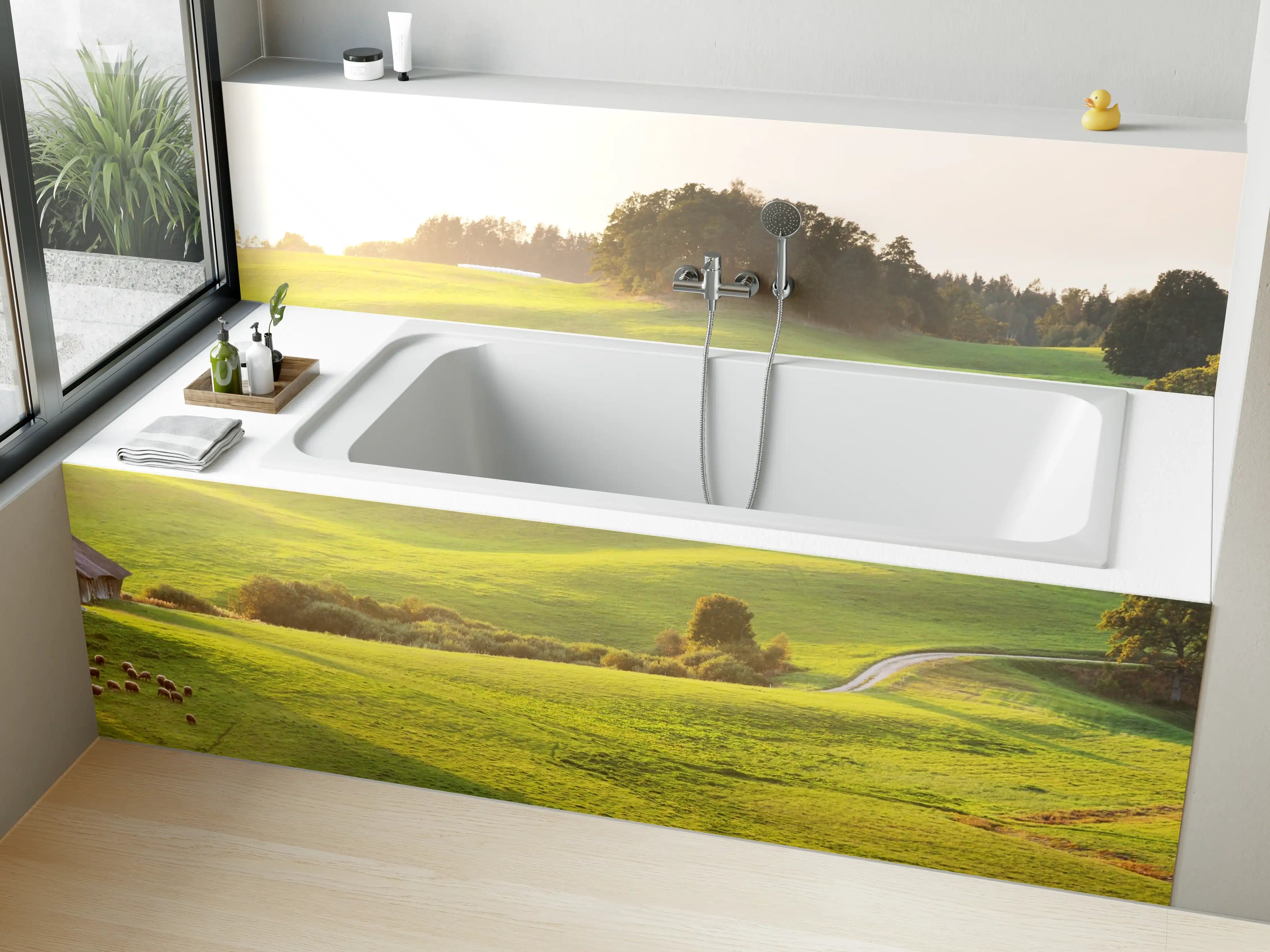 Badewannen-Rückwand - Landschaft mit grünen Wiesen und Bäumen bei Sonnenaufgang