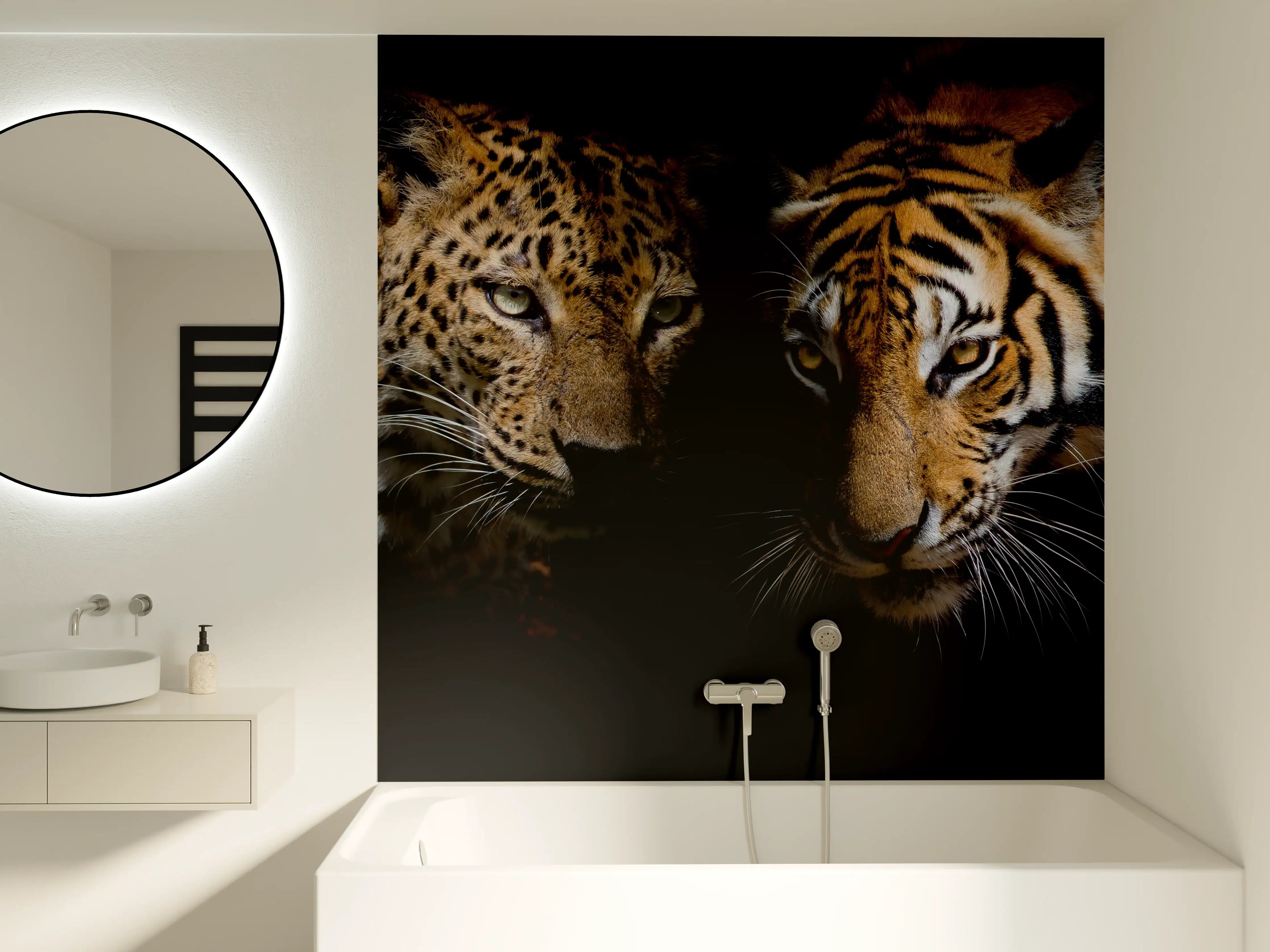 Badewannen-Rückwand - Leopard und Tiger isoliert auf schwarzen Hintergrund