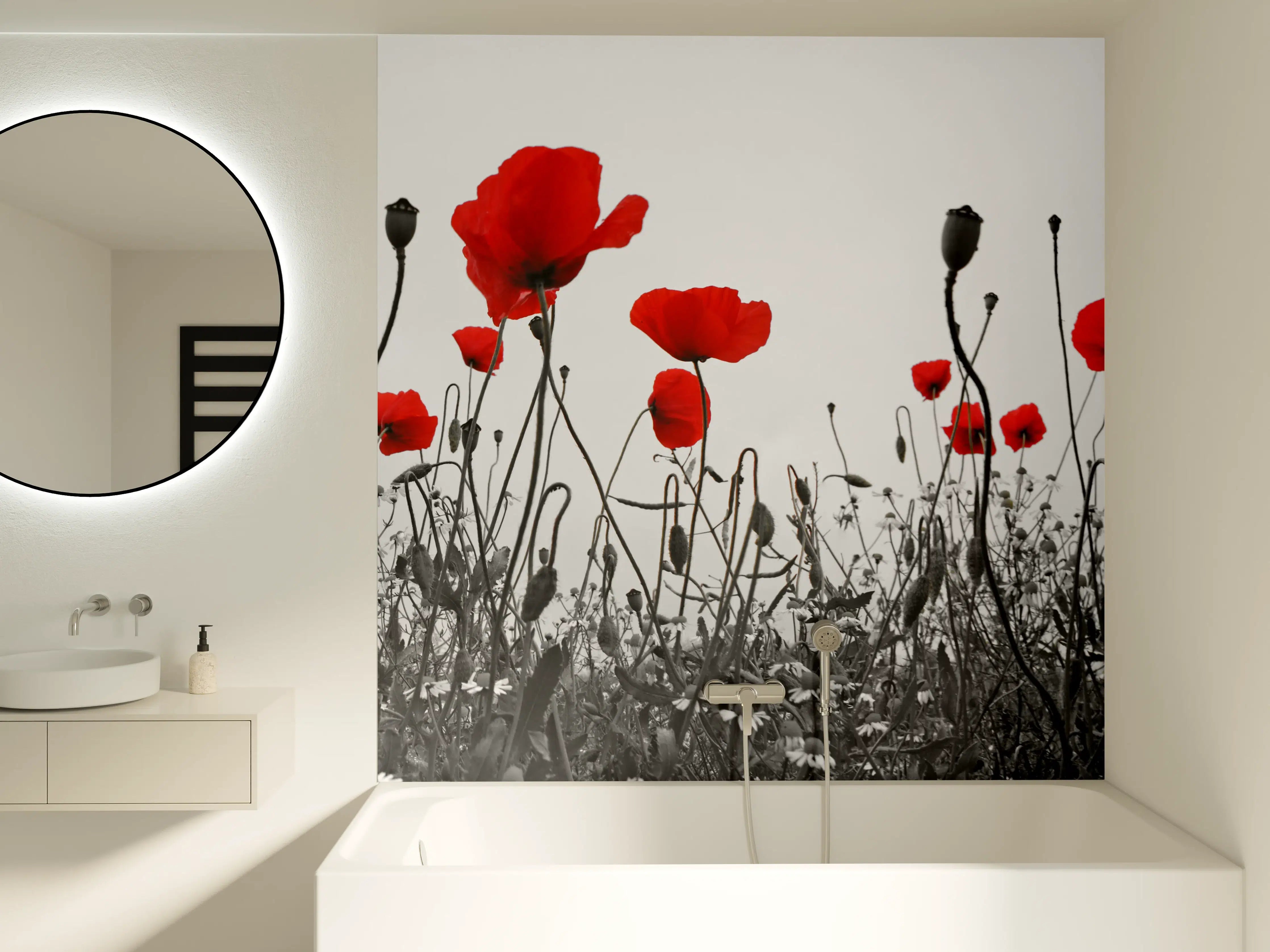 Badewannen-Rückwand - Leuchtend rote Mohnblumen im Schwarz-Weiß-Hintergrund