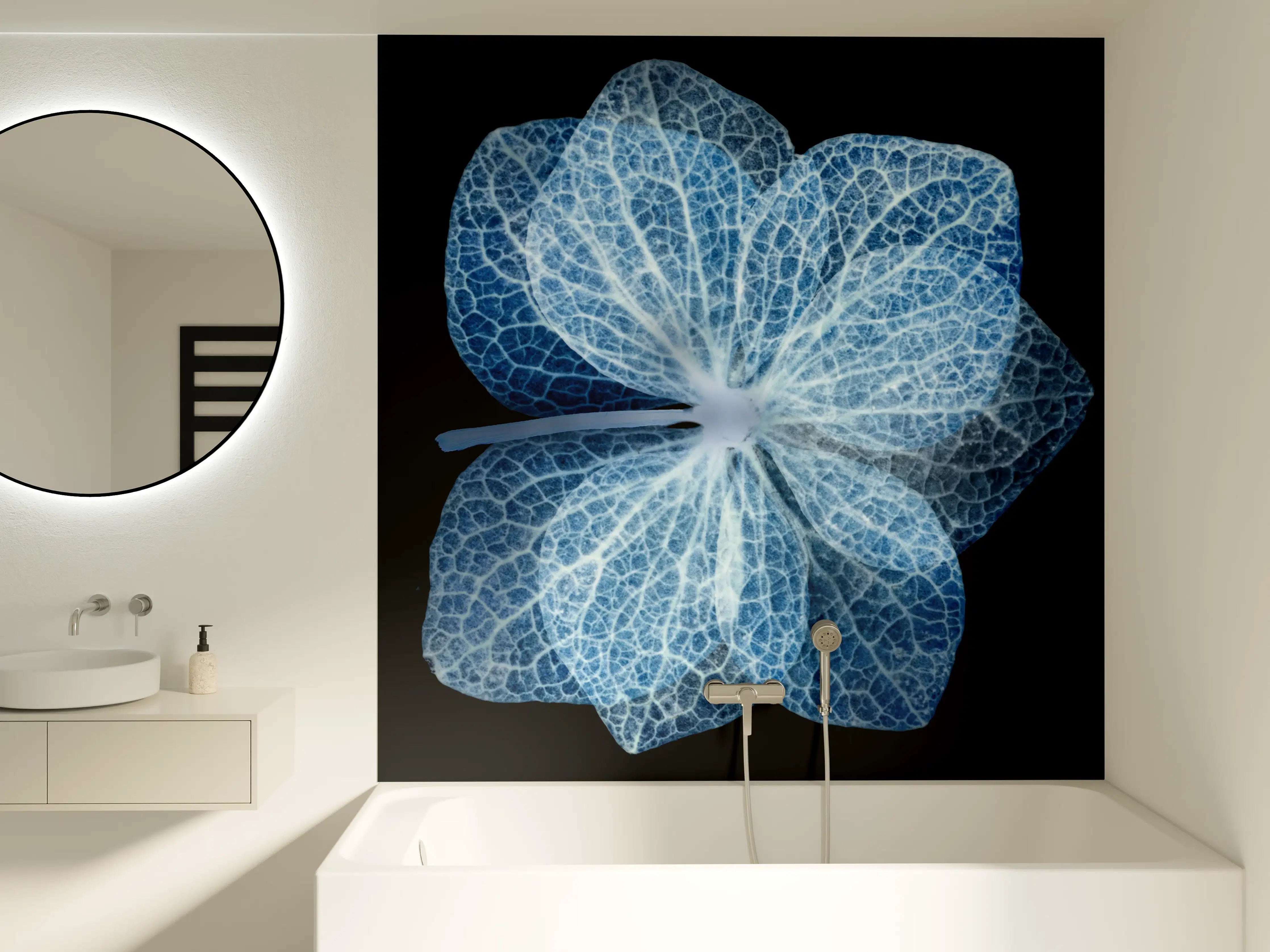 Badewannen-Rückwand - Leuchtende blaue Hortensienblüte