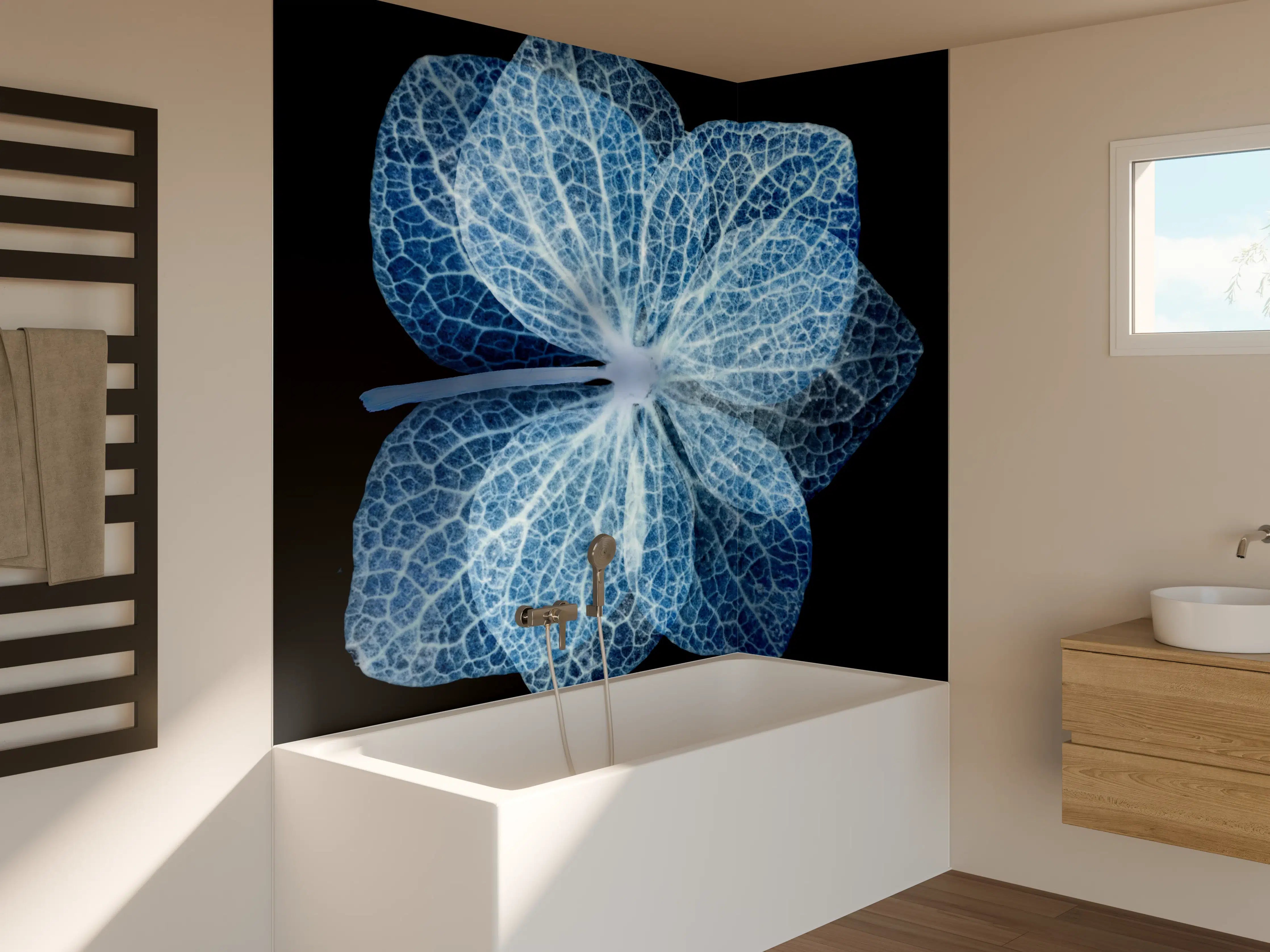 Badewannen-Rückwand - Leuchtende blaue Hortensienblüte