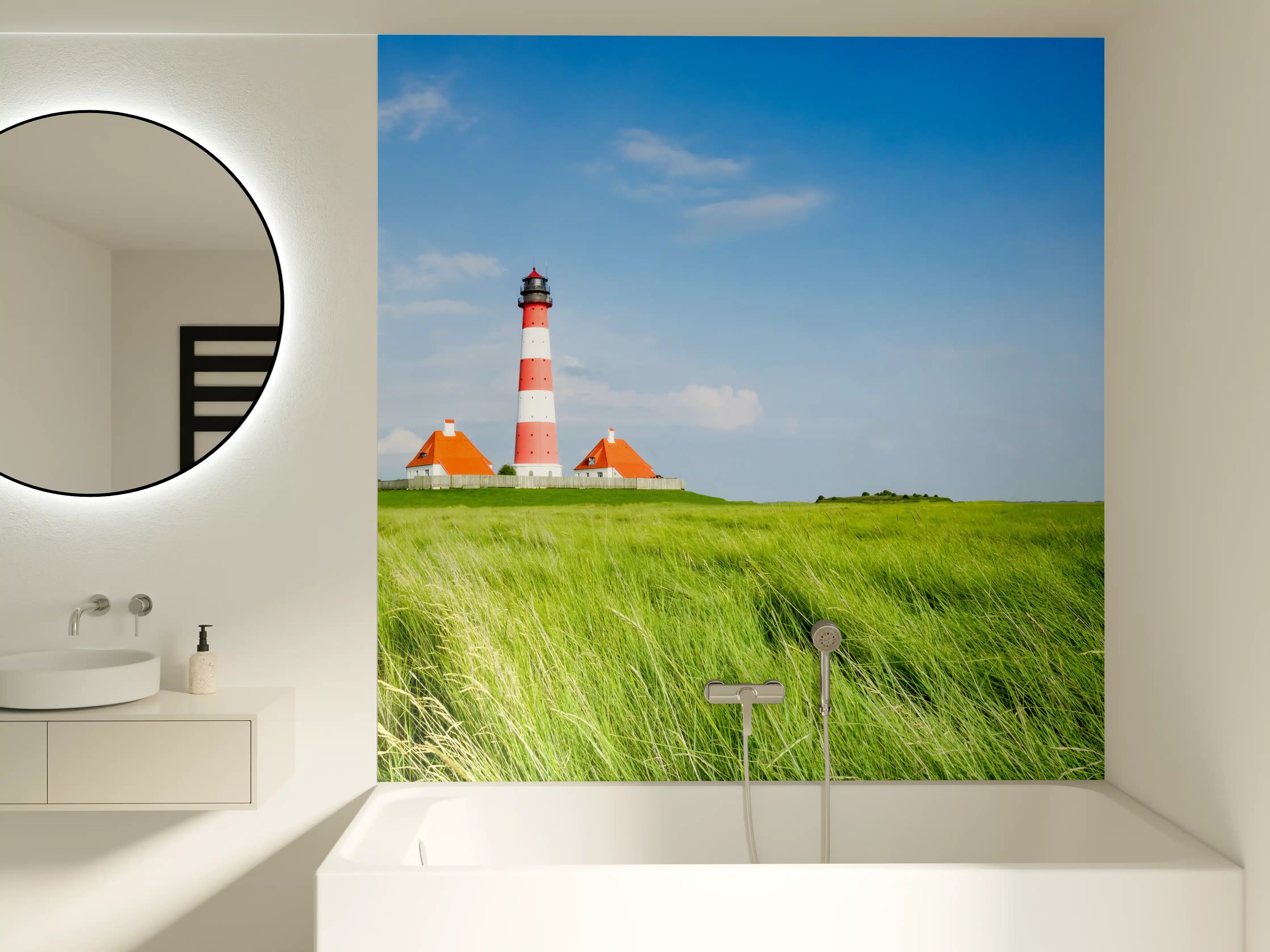Badewannen-Rückwand - Leuchtturm in der grünen Landschaft